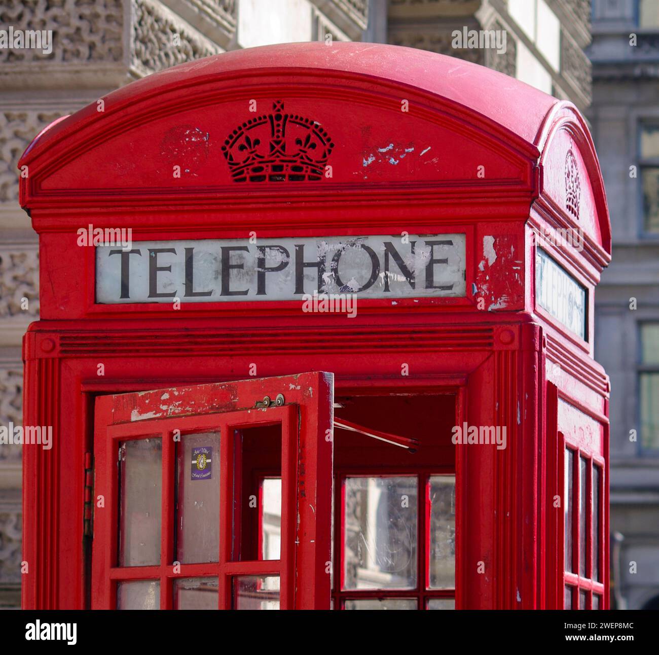 London: Typisch - rote Telefonzellen. - Die roten Telefonzellen gehören seit mehr als 100 Jahren zum Stadtbild. Die gusseisernen Kultobjekte werden he Stock Photo