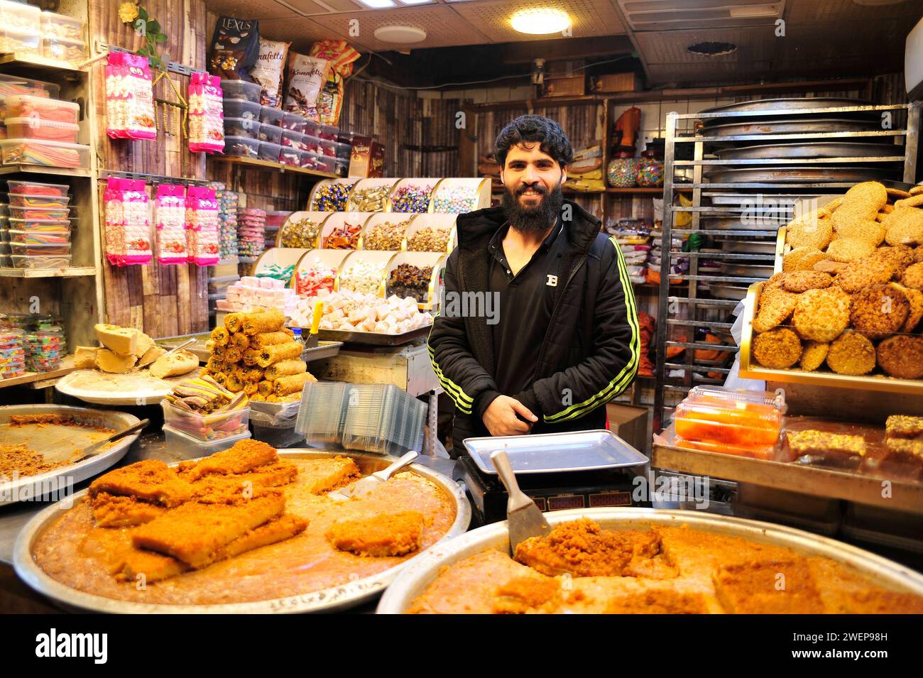 IRAQ - ECONOMY - CURRENT AFFAIRS. Cake seller in the Baghdad souk. Stock Photo