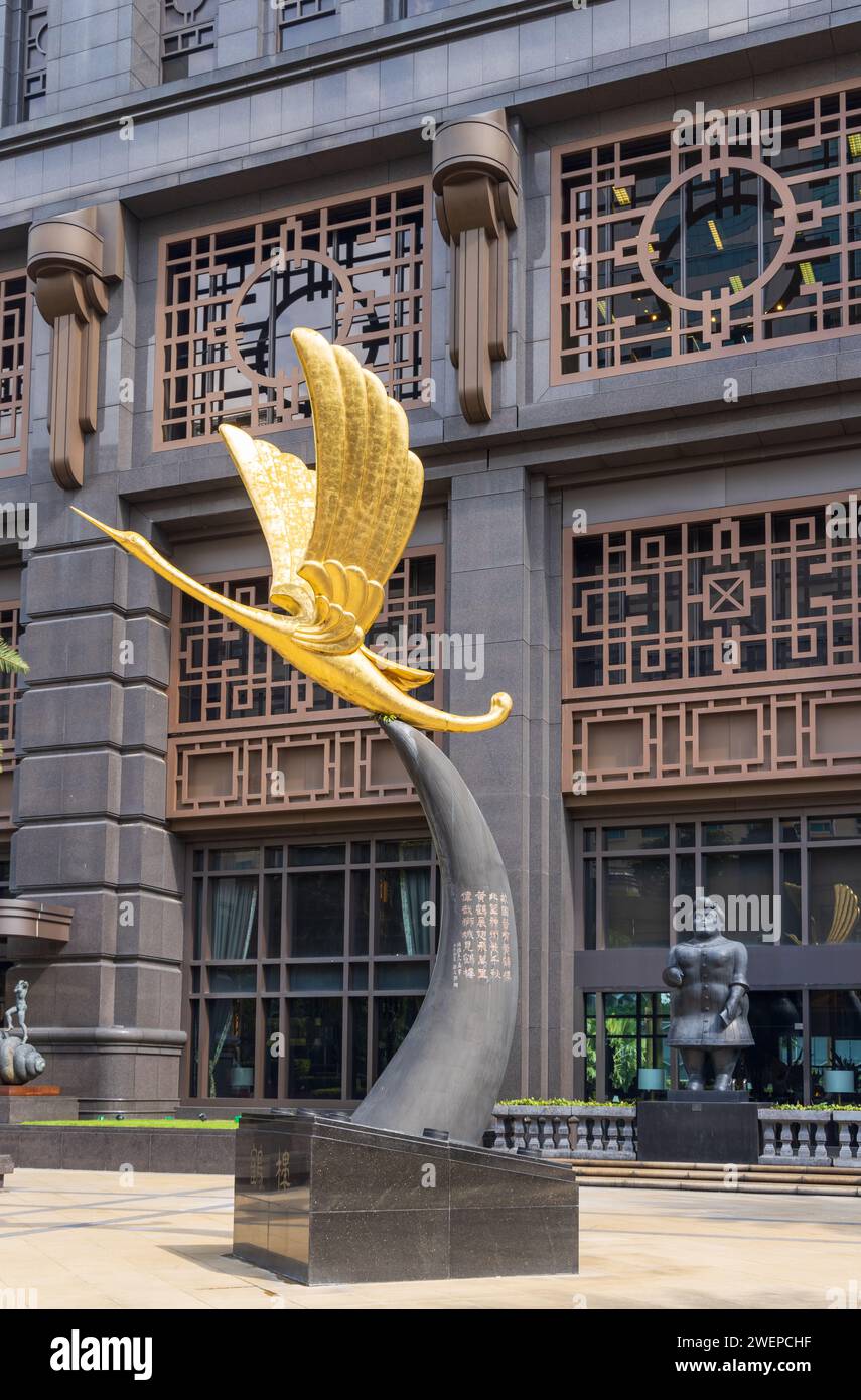 Golden Crane sculpture in front of Parkview Square, 600 North Bridge Road, Singapore Stock Photo