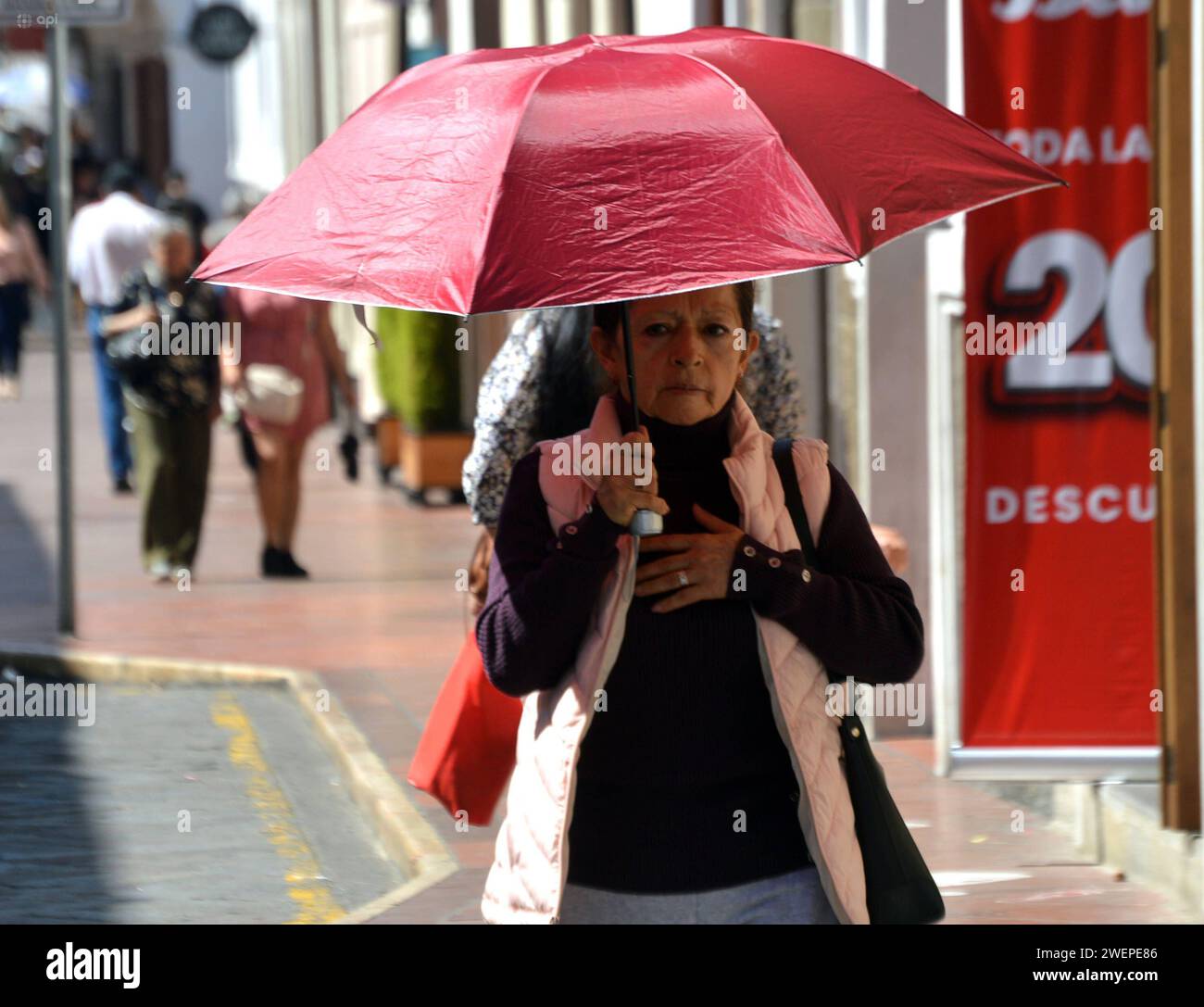 CUENCA-OLA DE CALOR Cuenca,Ecuador 26 de enero de 2024 El Instituto Nacional de Meteorologia e Hidrologia Inamhi prevÃ que hasta finales de enero de 2024 en Cuenca, lla temperatura supere los 25 grados Celsius ÂC,Los niveles de radiacion ultravioleta muy altos y extremadamente altos se registran entre las 10:00 y 15:00. foto Boris Romoleroux/API. WEA-CUENCA-OLADECALOR-7095cfaaf74d0c2ee30c46bda4ad46f6 *** CUENCA HEAT WAVE Cuenca,Ecuador January 26, 2024 The National Institute of Meteorology and Hydrology Inamhi predicts that until the end of January 2024 in Cuenca, the temperature will exceed 2 Stock Photo