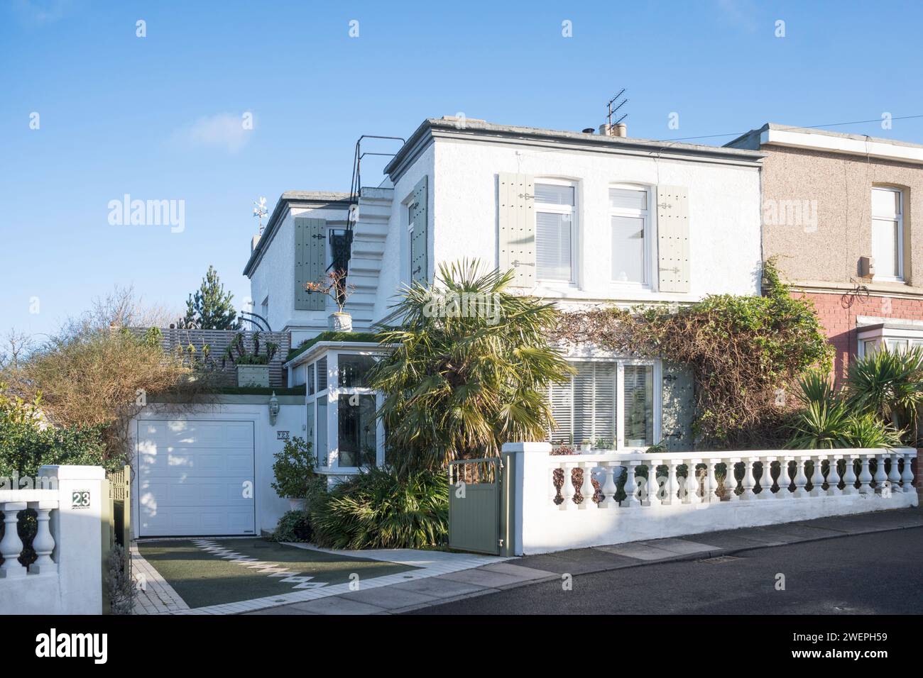 Flat roof house hires stock photography and images Alamy