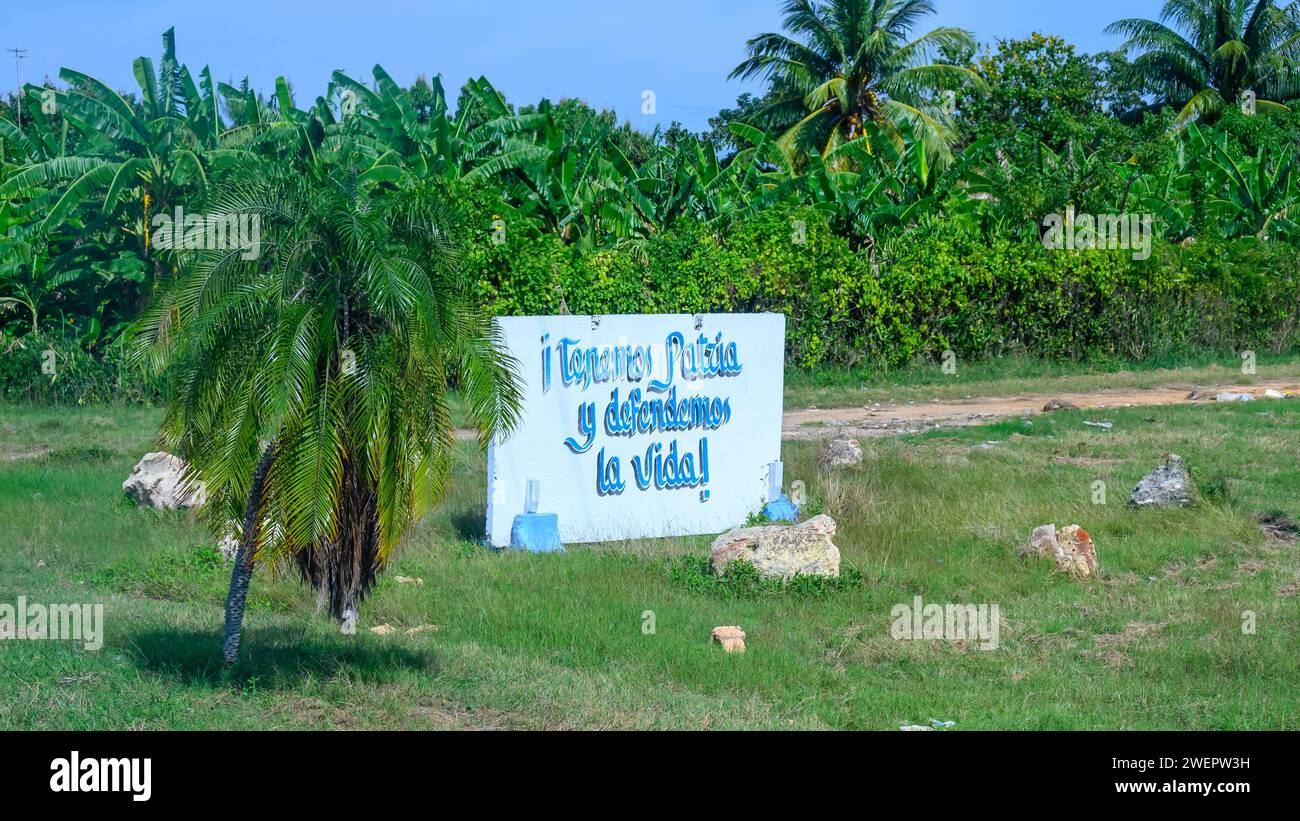 Cement propaganda sign reading Tenemos Patria y Defendemos la Vida, rural Matanzas Stock Photo