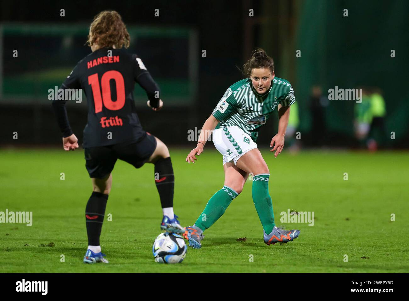 Bremen, Deutschland. 26th Jan, 2024. v.li.: Synne Skinnes Hansen (Bayer 04 Leverkusen, 10) und Jasmin Sehan (SV Werder Bremen, 15) im Zweikampf, Duell, Dynamik, Aktion, Action, Spielszene, DIE DFB-RICHTLINIEN UNTERSAGEN JEGLICHE NUTZUNG VON FOTOS ALS SEQUENZBILDER UND/ODER VIDEOÄHNLICHE FOTOSTRECKEN. DFB REGULATIONS PROHIBIT ANY USE OF PHOTOGRAPHS AS IMAGE SEQUENCES AND/OR QUASI-VIDEO., 26.01.2024, Bremen (Deutschland), Fussball, Google Pixel Frauen-Bundesliga, SV Werder Bremen - Bayer 04 Leverkusen Credit: dpa/Alamy Live News Stock Photo