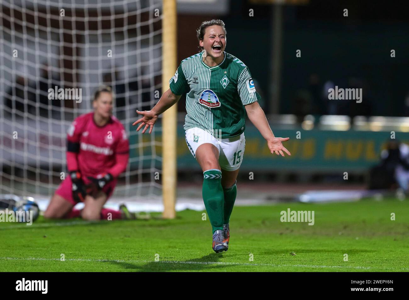 Bremen, Deutschland. 26th Jan, 2024. v.li.: Torschützin Jasmin Sehan (SV Werder Bremen, 15) mit Torjubel, Jubel, jubeln, jubelt, optimistisch, Spielszene, Highlight, Freude über das Tor zum 2:1, DIE DFB-RICHTLINIEN UNTERSAGEN JEGLICHE NUTZUNG VON FOTOS ALS SEQUENZBILDER UND/ODER VIDEOÄHNLICHE FOTOSTRECKEN. DFB REGULATIONS PROHIBIT ANY USE OF PHOTOGRAPHS AS IMAGE SEQUENCES AND/OR QUASI-VIDEO., 26.01.2024, Bremen (Deutschland), Fussball, Google Pixel Frauen-Bundesliga, SV Werder Bremen - Bayer 04 Leverkusen Credit: dpa/Alamy Live News Stock Photo