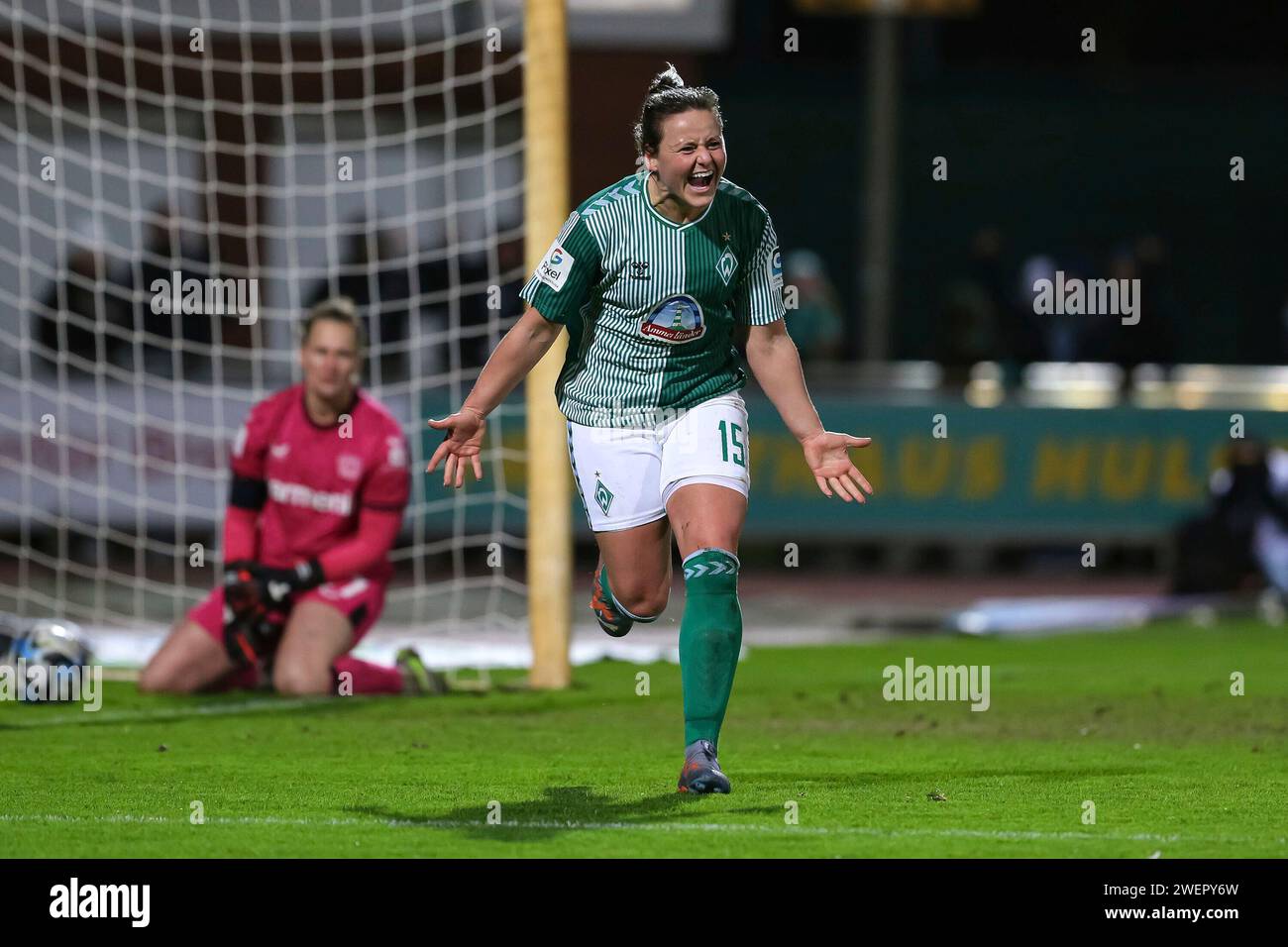 Bremen, Deutschland. 26th Jan, 2024. v.li.: Torschützin Jasmin Sehan (SV Werder Bremen, 15) mit Torjubel, Jubel, jubeln, jubelt, optimistisch, Spielszene, Highlight, Freude über das Tor zum 2:1, DIE DFB-RICHTLINIEN UNTERSAGEN JEGLICHE NUTZUNG VON FOTOS ALS SEQUENZBILDER UND/ODER VIDEOÄHNLICHE FOTOSTRECKEN. DFB REGULATIONS PROHIBIT ANY USE OF PHOTOGRAPHS AS IMAGE SEQUENCES AND/OR QUASI-VIDEO., 26.01.2024, Bremen (Deutschland), Fussball, Google Pixel Frauen-Bundesliga, SV Werder Bremen - Bayer 04 Leverkusen Credit: dpa/Alamy Live News Stock Photo