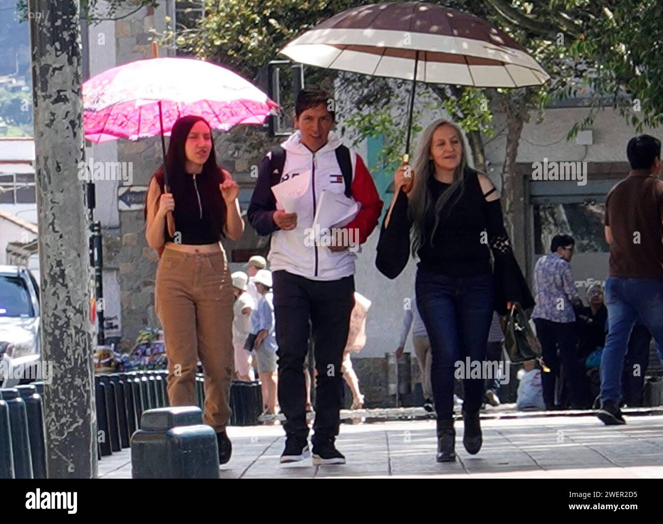 CUENCA-OLA DE CALOR Cuenca,Ecuador 26 de enero de 2024 El Instituto Nacional de Meteorologia e Hidrologia Inamhi prevÃ que hasta finales de enero de 2024 en Cuenca, lla temperatura supere los 25 grados Celsius ÂC,Los niveles de radiacion ultravioleta muy altos y extremadamente altos se registran entre las 10:00 y 15:00. foto Boris Romoleroux/API. WEA-CUENCA-OLADECALOR-f000a2891c6a2d741c27524db0b4d300 *** CUENCA HEAT WAVE Cuenca,Ecuador January 26, 2024 The National Institute of Meteorology and Hydrology Inamhi predicts that until the end of January 2024 in Cuenca, the temperature will exceed 2 Stock Photo