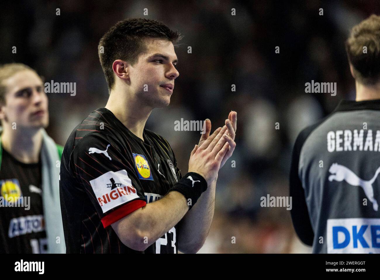 Renars Reksna Die deutschen Spieler bedanken sich bei den Fans Renars Uscins ...