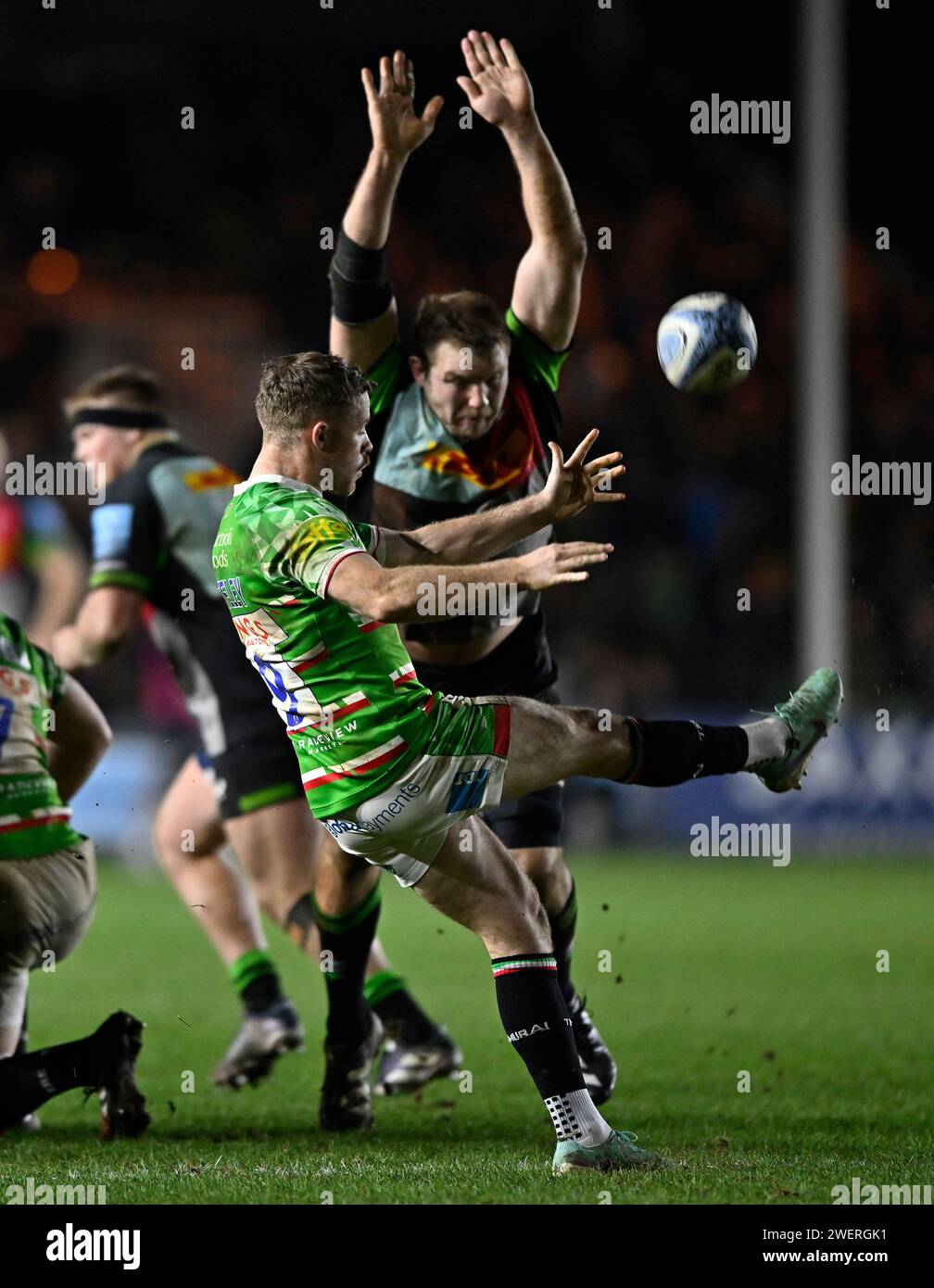 Twickenham, United Kingdom. 26th Jan, 2024. Premiership Rugby. Harlequins V Leicester Tigers. The Stoop. Twickenham. Tom Whiteley (Leicester Tigers) kicks as Joe Launchbury (Harlequins, captain) tries to block during the Harlequins V Leicester Tigers Gallagher Premiership rugby match. Credit: Sport In Pictures/Alamy Live News Stock Photo