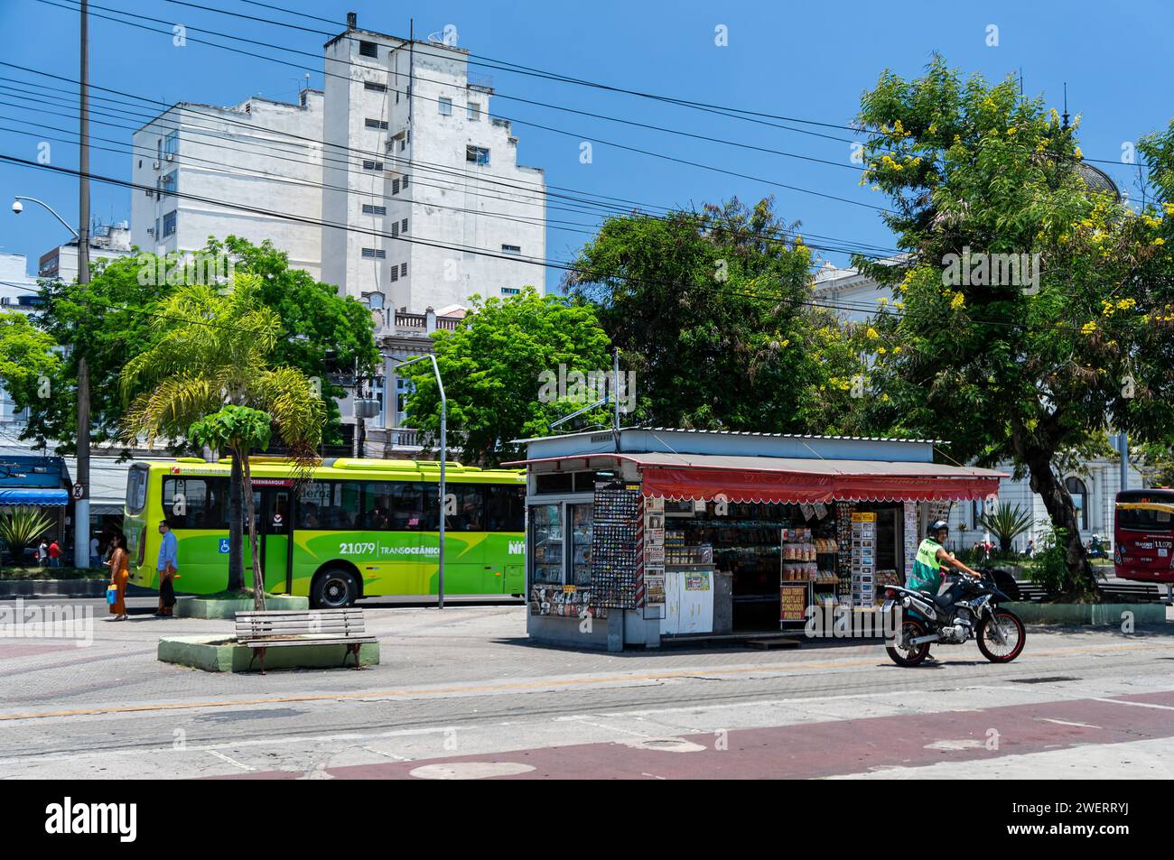 View of wide sidewalk of Visconde do Rio Branco avenue, right at Arariboia ferry terminal in Centro district under summer afternoon sunny clear sky. Stock Photo