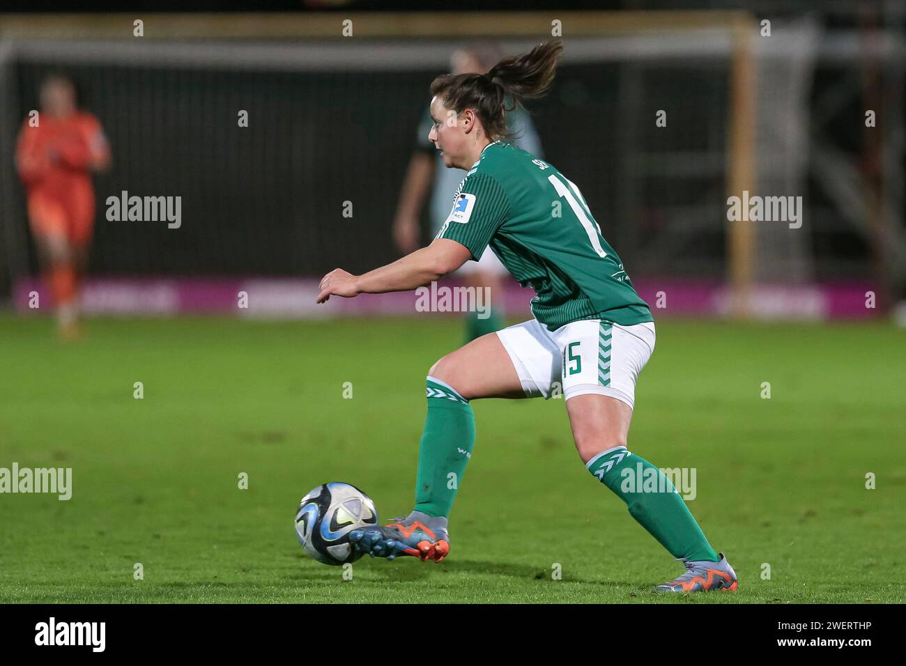 Bremen, Deutschland. 26th Jan, 2024. v.li.: Jasmin Sehan (SV Werder Bremen, 15) am Ball, Einzelbild, Ganzkörper, Aktion, Action, Spielszene, DIE DFB-RICHTLINIEN UNTERSAGEN JEGLICHE NUTZUNG VON FOTOS ALS SEQUENZBILDER UND/ODER VIDEOÄHNLICHE FOTOSTRECKEN. DFB REGULATIONS PROHIBIT ANY USE OF PHOTOGRAPHS AS IMAGE SEQUENCES AND/OR QUASI-VIDEO., 26.01.2024, Bremen (Deutschland), Fussball, Google Pixel Frauen-Bundesliga, SV Werder Bremen - Bayer 04 Leverkusen Credit: dpa/Alamy Live News Stock Photo