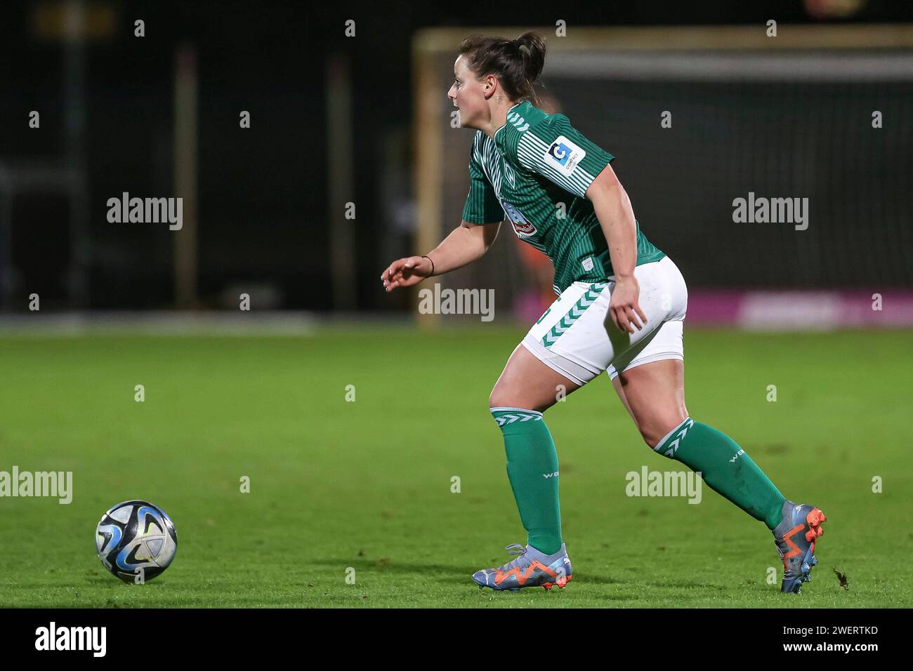 Bremen, Deutschland. 26th Jan, 2024. v.li.: Jasmin Sehan (SV Werder Bremen, 15) am Ball, Einzelbild, Ganzkörper, Aktion, Action, Spielszene, DIE DFB-RICHTLINIEN UNTERSAGEN JEGLICHE NUTZUNG VON FOTOS ALS SEQUENZBILDER UND/ODER VIDEOÄHNLICHE FOTOSTRECKEN. DFB REGULATIONS PROHIBIT ANY USE OF PHOTOGRAPHS AS IMAGE SEQUENCES AND/OR QUASI-VIDEO., 26.01.2024, Bremen (Deutschland), Fussball, Google Pixel Frauen-Bundesliga, SV Werder Bremen - Bayer 04 Leverkusen Credit: dpa/Alamy Live News Stock Photo