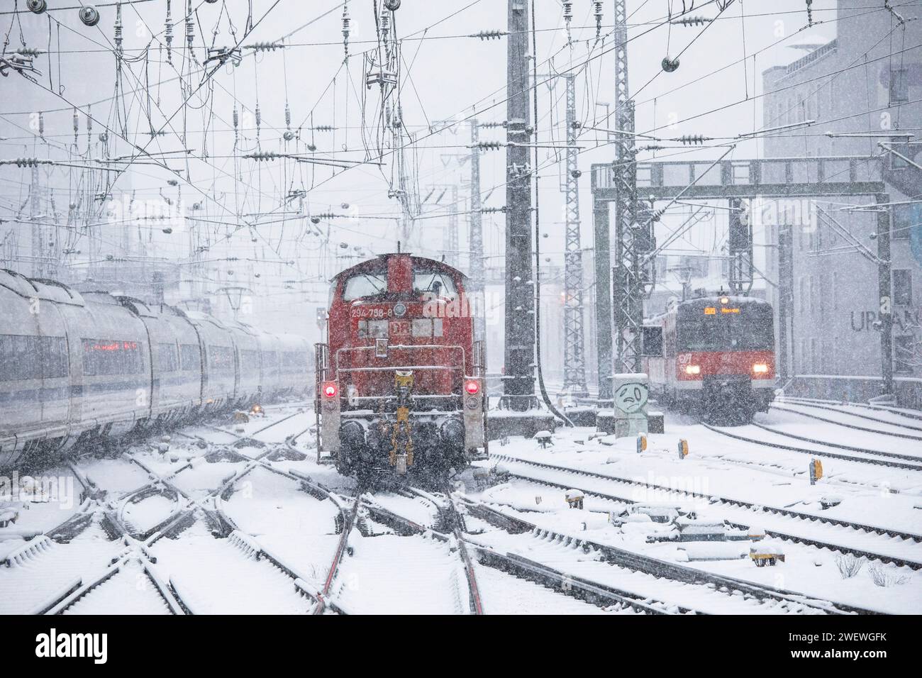 diesel locomotive and trains north of the main station, snow, snowfall, Cologne, Germany. January 17. 2024 Diesellokomotive und Zuege noerdlich des Ha Stock Photo