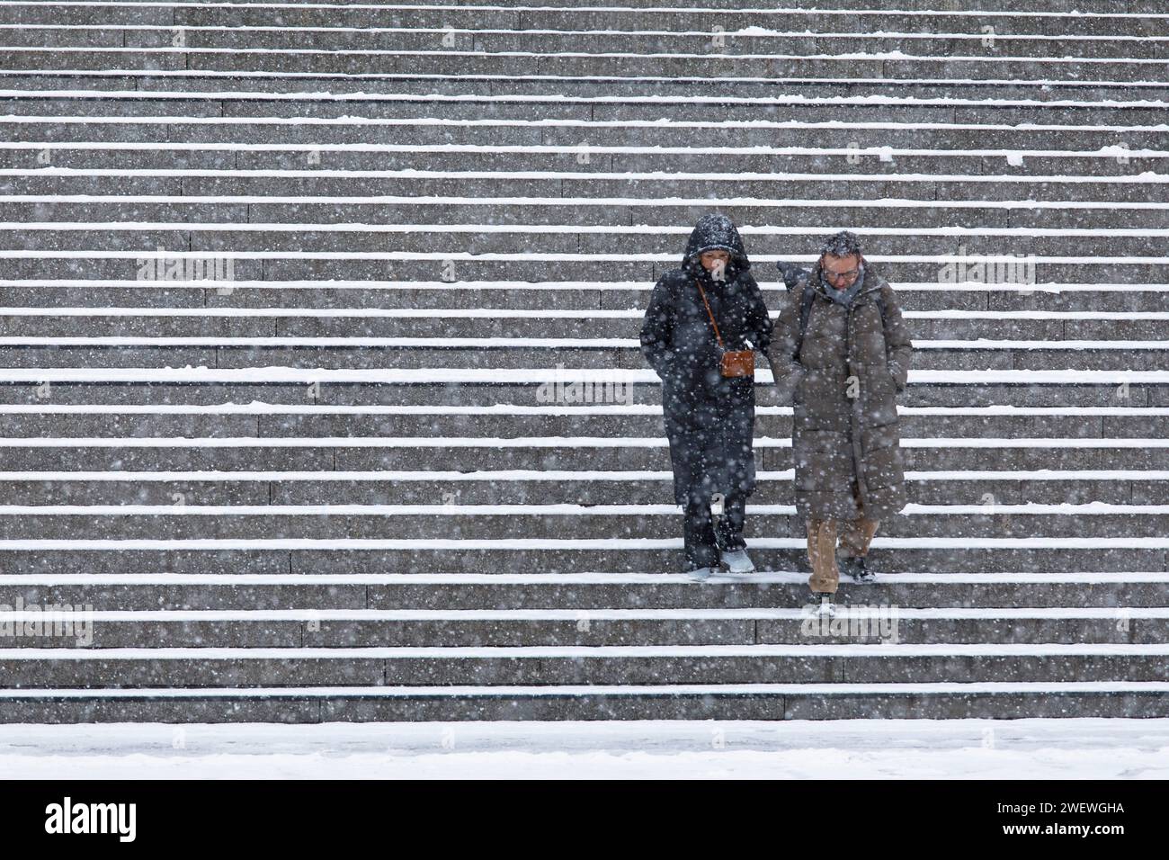 couple on the 70 meter wide staircase from the station forecourt to the cathedral, snow, winter, Cologne, Germany. Paar auf der 70 Meter breiten Trepp Stock Photo