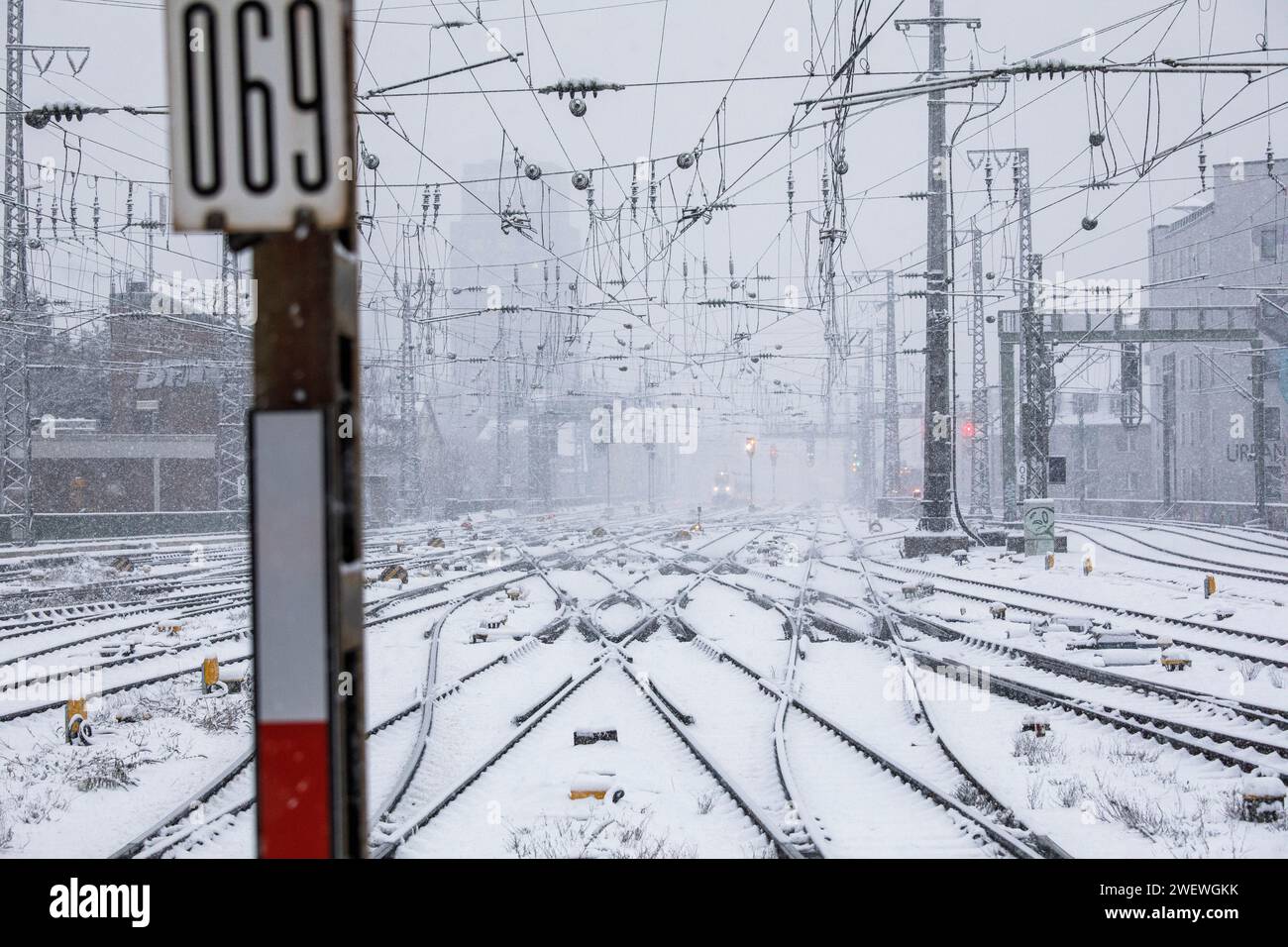 snow covered tracks north of the main station, snow, snowfall, Cologne, Germany. January 17. 2024 verschneite Gleise noerdlich des Hauptbahnhofs, Schn Stock Photo