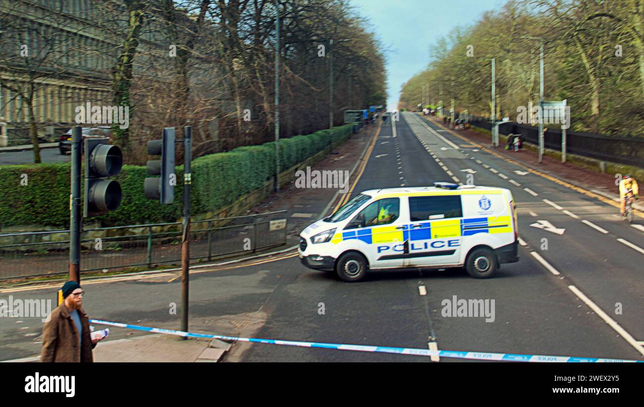 Glasgow, Scotland, UK. 27th January, 2024.  West end traffic brought to a standstill as a bus ran over a male  pedestrian causing a fatality on great western road closing it at the busy byres road corridor. Credit Gerard Ferry/Alamy Live News Stock Photo