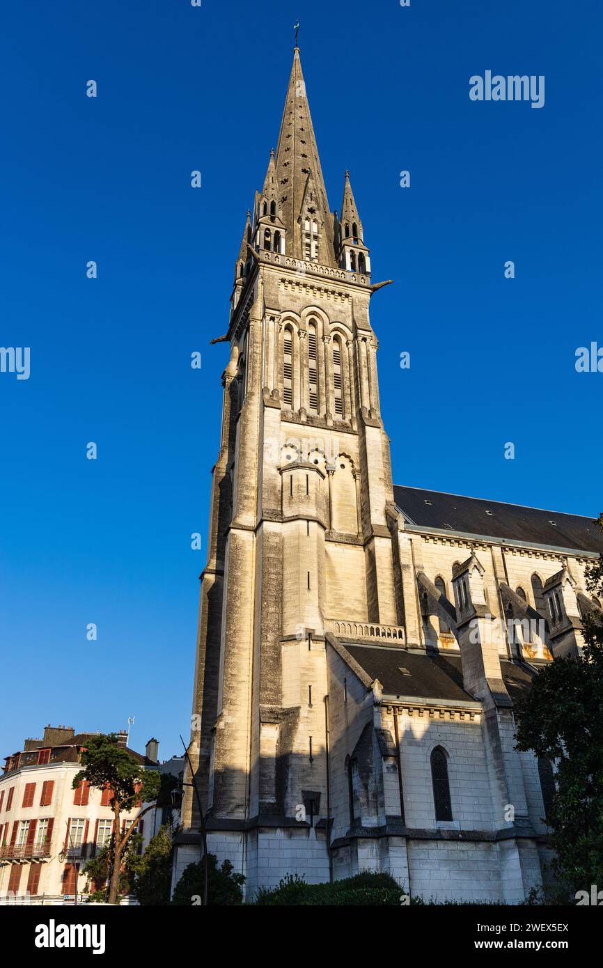 A side view of the Saint-Martin church and the surrounding houses. Evening before sunset. Pau, Pyrénées-Atlantiques, France. Stock Photo
