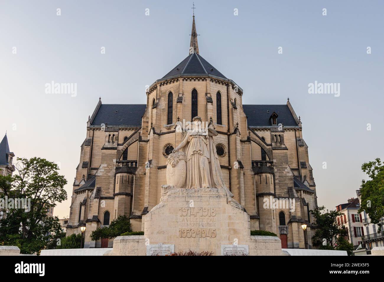 The war memorial and Saint-Martin church in the background. Evening. Pau, Pyrénées-Atlantiques, France. Stock Photo