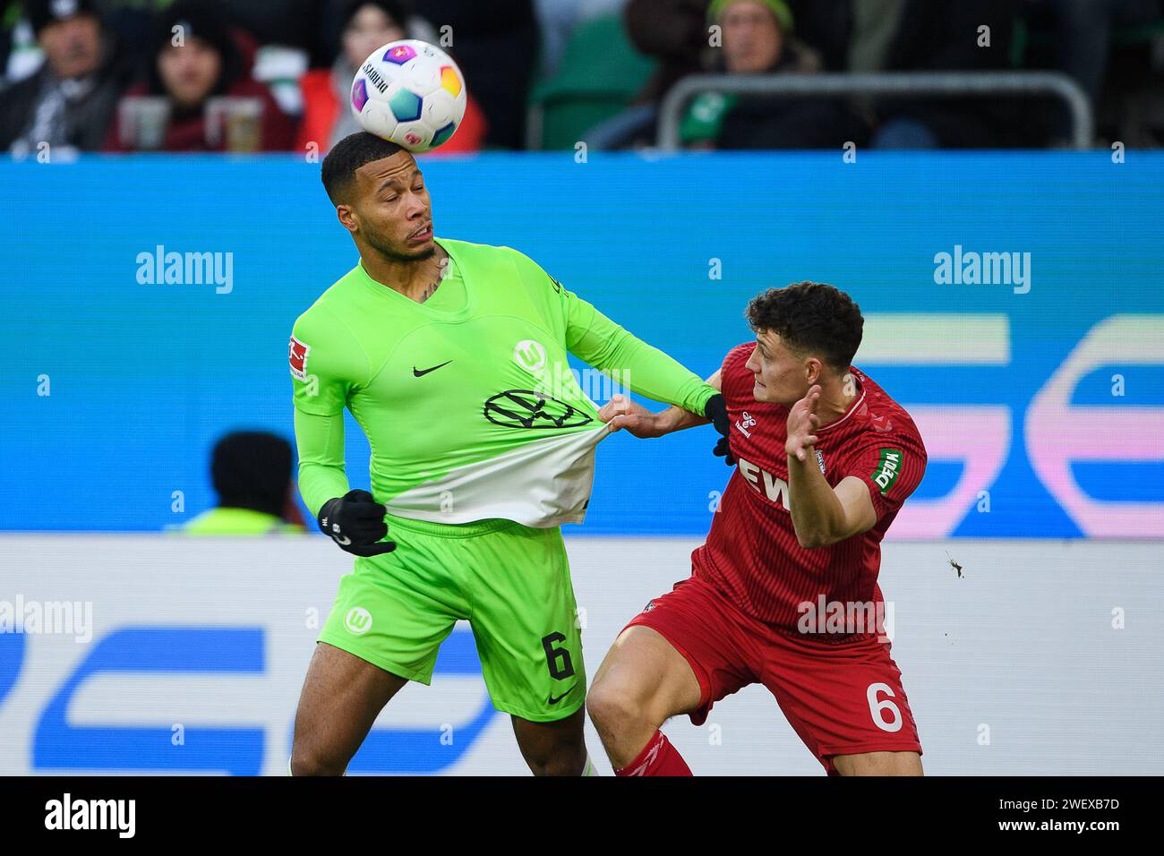 Wolfsburg, Germany. 27th Jan, 2024. Soccer, Bundesliga, VfL Wolfsburg - 1. FC Köln, Matchday 19, Volkswagen Arena. Wolfsburg's Aster Vranckx (l) plays against Cologne's Eric Martel. Credit: Swen Pförtner/dpa - IMPORTANT NOTE: In accordance with the regulations of the DFL German Football League and the DFB German Football Association, it is prohibited to utilize or have utilized photographs taken in the stadium and/or of the match in the form of sequential images and/or video-like photo series./dpa/Alamy Live News Stock Photo