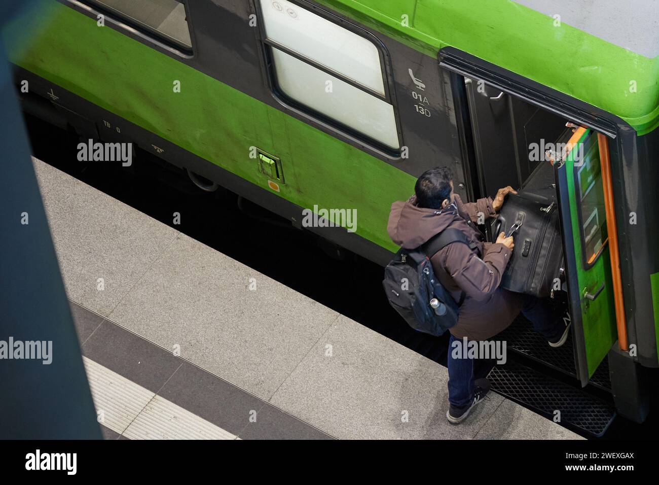 Berlin, Germany. 27th Jan, 2024. A passenger boards a Flixtrain at the main station. The train drivers' union GDL is ending its strike at Deutsche Bahn early on Monday morning at 2.00 a.m. instead of Monday evening (29.01.2024). In freight transport, the strike is to end on Sunday evening at 6.00 pm. Credit: Joerg Carstensen/dpa/Alamy Live News Stock Photo