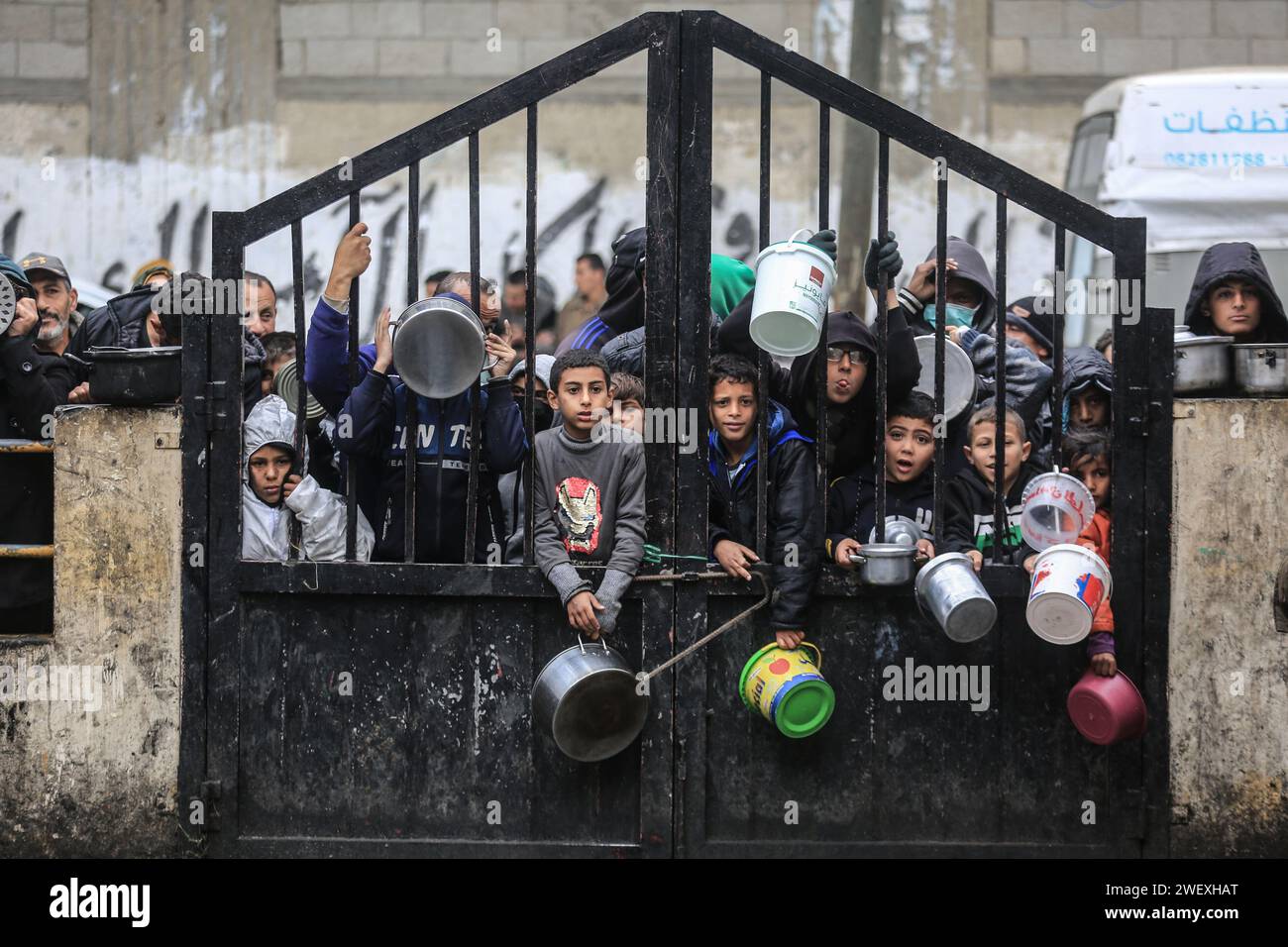 Rafah Palestinian Territories 27th Jan 2024 Displaced Palestinians   Rafah Palestinian Territories 27th Jan 2024 Displaced Palestinians Wait To Receive Free Food In Rafah In The Southern Gaza Strip Credit Mohammed Talatenedpaalamy Live News 2WEXHAT 