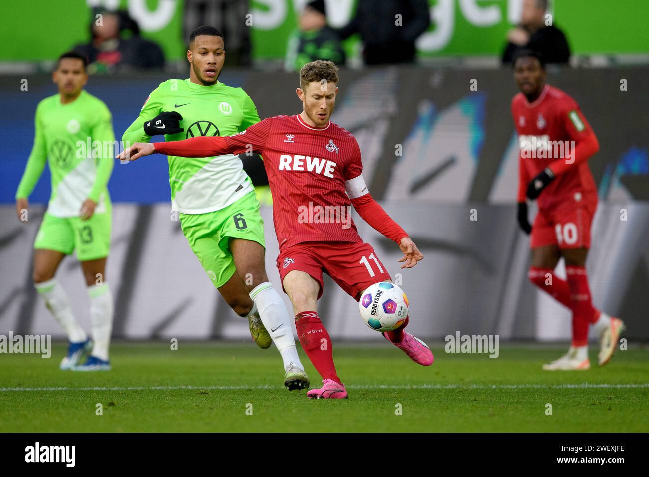 Wolfsburg, Germany. 27th Jan, 2024. Soccer, Bundesliga, VfL Wolfsburg - 1. FC Köln, Matchday 19, Volkswagen Arena. Cologne's Florian Kainz (r) plays against Wolfsburg's Aster Vranckx. Credit: Swen Pförtner/dpa - IMPORTANT NOTE: In accordance with the regulations of the DFL German Football League and the DFB German Football Association, it is prohibited to utilize or have utilized photographs taken in the stadium and/or of the match in the form of sequential images and/or video-like photo series./dpa/Alamy Live News Stock Photo
