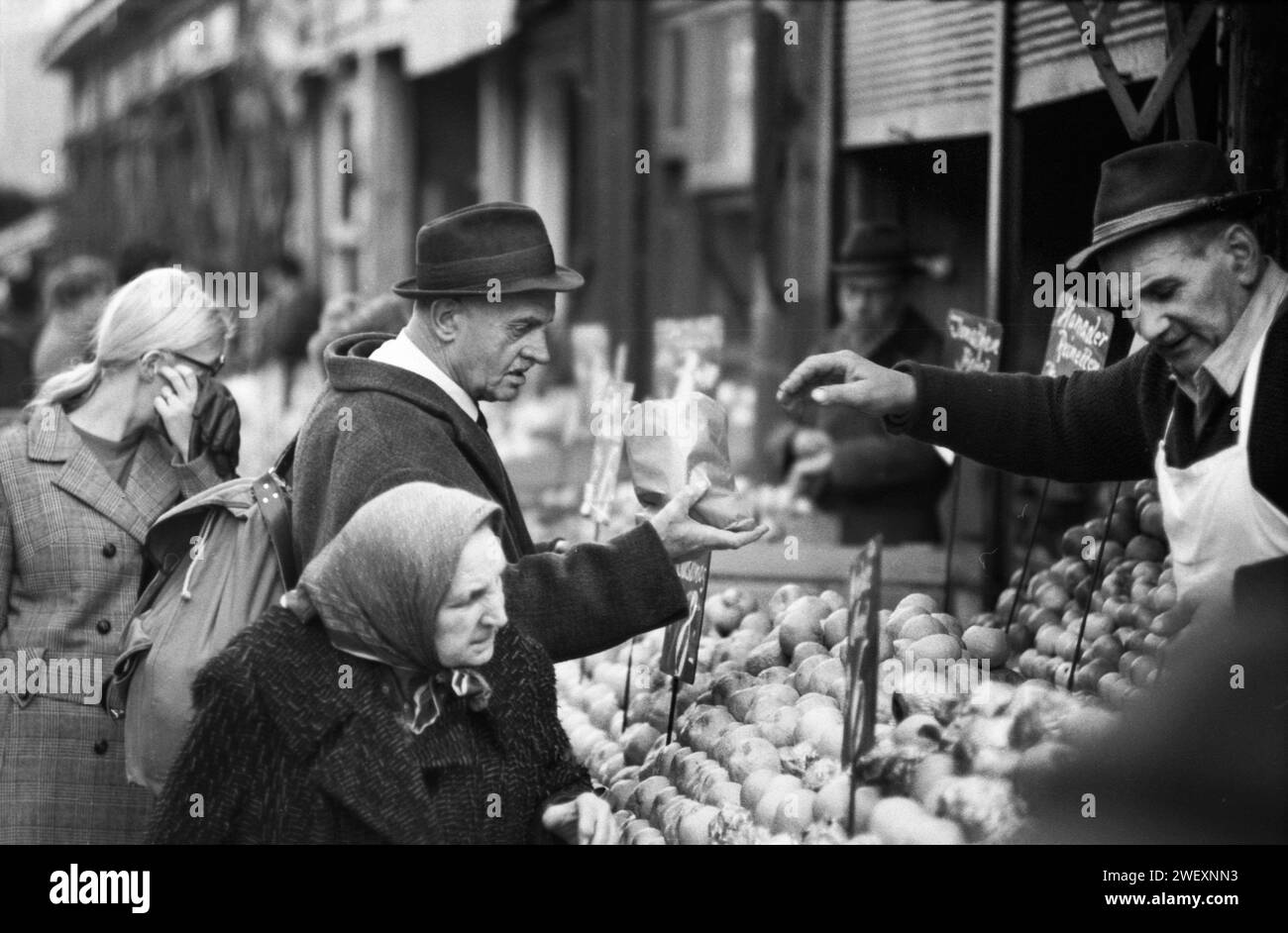 Fruit and vegetable market, Vienna, Austria; December 1971 Stock Photo