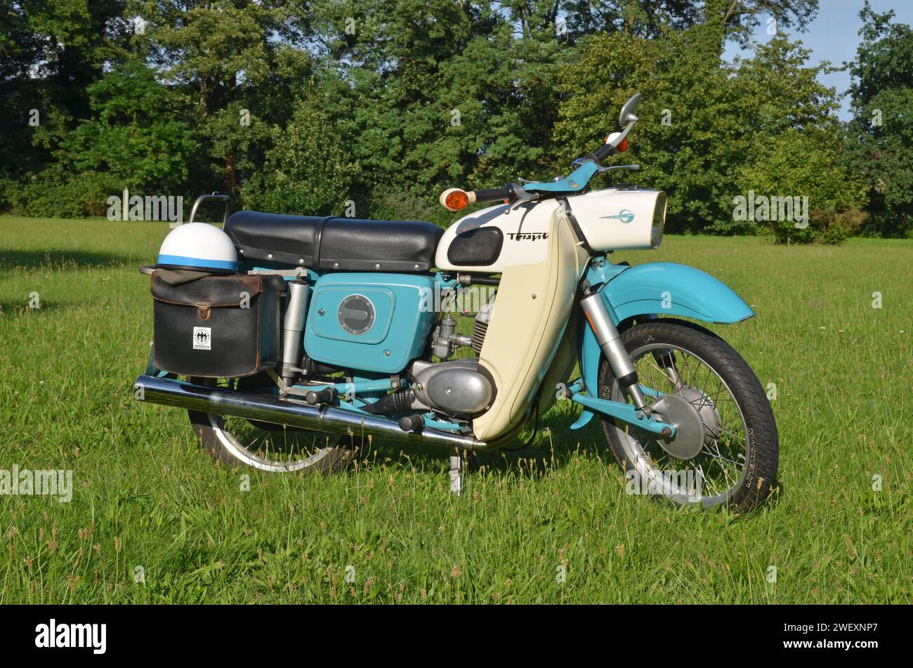 09.08.2014 MZ/ ES 150 Deutschland/ Sachsen Anhalt/ Altmark/ Altmarkkreis Salzwedel/ Stadt Klötze/ Ortsteil Kunrau/ Motorrad/ MZ ES 150/ Baujahr 1970/ restauriert/ Tasche und Helm auf dem Seitengepäckträger *** 09 08 2014 MZ ES 150 Germany Saxony Anhalt Altmark Altmarkkreis Salzwedel Stadt Klötze Ortsteil Kunrau Motorcycle MZ ES 150 year 1970 restored bag and helmet on the side carrier Stock Photo