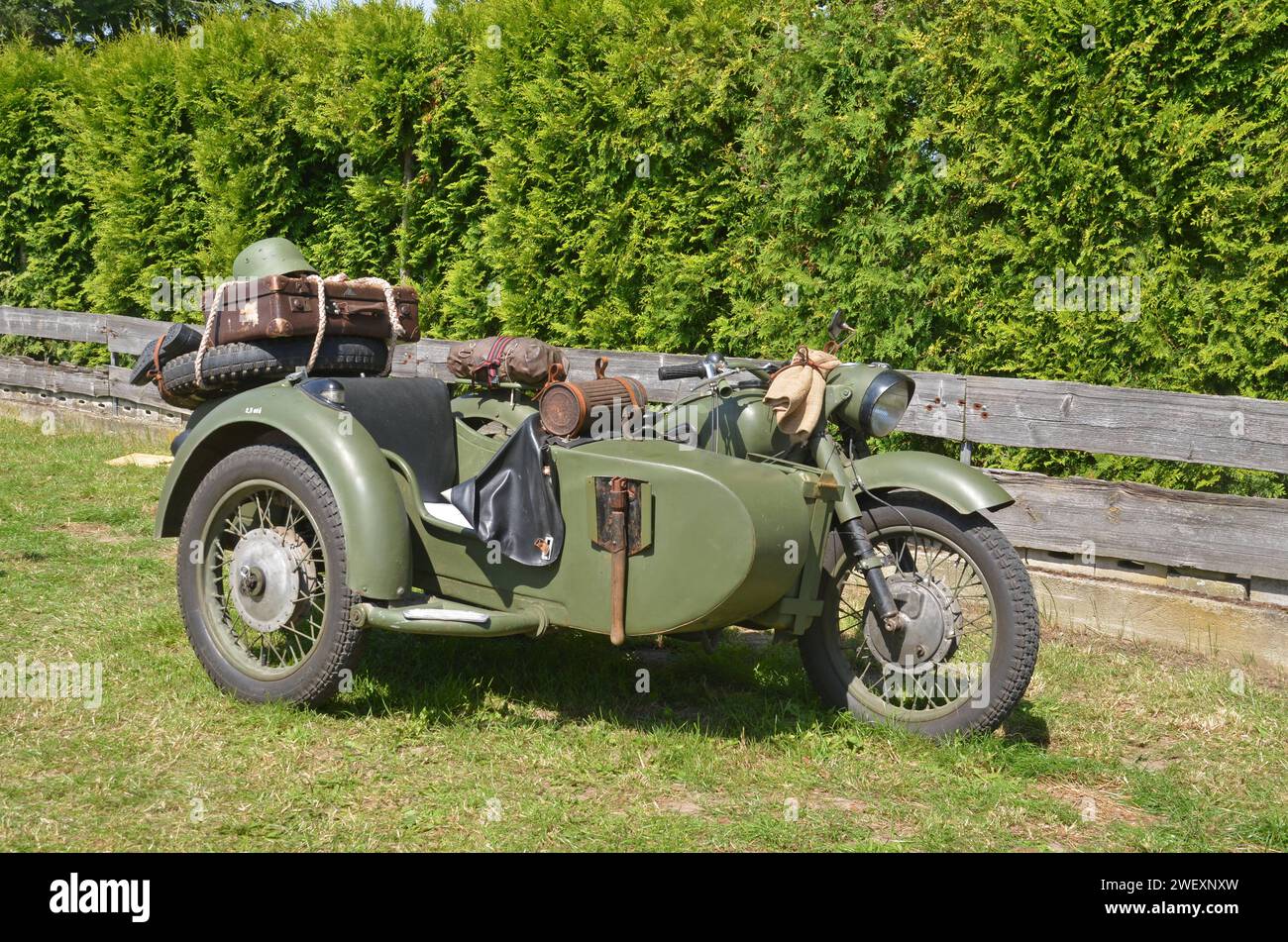 02.08.2015 Motorrad Dnepr K 750 Deutschland/ Niedersachsen/ Landkreis Gifhorn/ Zasenbeck/ Oldtimertreffen/ russisches Motorrad KIJOWSKA/ BMW Nachbau/ Baujahr 1975/ 2 Zylinder Benzinmotor/ 750 ccm/ Beiwagenantrieb und Rückwärtsgang *** 02 08 2015 Motorcycle Dnepr K 750 Germany Lower Saxony County Gifhorn Zasenbeck Oldtimer meeting Russian motorcycle KIJOWSKA BMW replica year 1975 2 cylinder gasoline engine 750 ccm sidecar drive and reverse gear Stock Photo