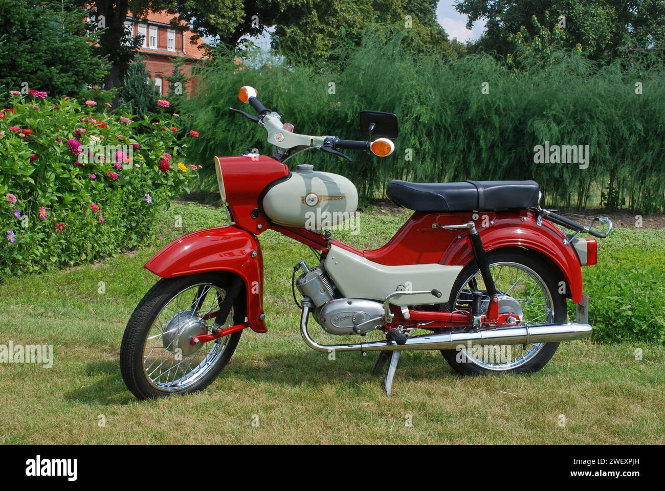 02.08.2014 Simson Star/ SR4-2/1 Deutschland/ Sachsen Anhalt Altmark/ Altmarkkreis Salzwedel/ Stadt Klötze/ Ortsteil Neuferchau/ Moped/ Simson Star/ SR4-2/1 Baujahr 1970/ alles originalgetreu restauriert im Winter 2012-2013 *** 02 08 2014 Simson Star SR4 2 1 Germany Sachsen Anhalt Altmark Altmarkkreis Salzwedel Stadt Klötze Ortsteil Neuferchau Moped Simson Star SR4 2 1 Year 1970 all original restored in winter 2012 2013 Stock Photo