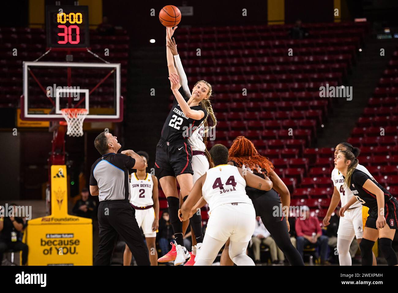 Stanford Cardinal forward Cameron Brink (22) wins the opening tip in ...