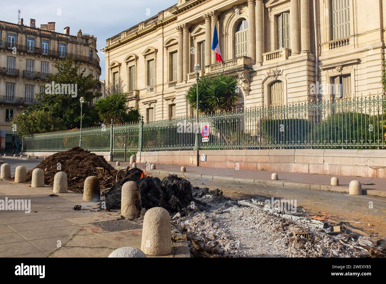 Montpellier, France, 2024. Place des Martyrs, in front of the préfecture, the fire left by farmers protesting over falling incomes is still burning Stock Photo