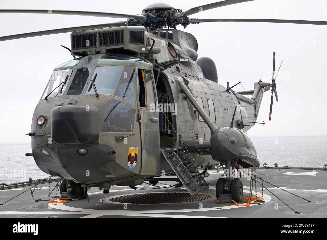 Ein Mehrzweckhubschrauber Mk41 Sea King der Marine auf dem Flugdeck eines Schiffes der deutschen Marine. Ein Mehrzweckhubschrauber Westland Mk41 Sea King der Marine auf dem Flugdeck der Fregatte Brandenburg der deutschen Marine. *** A Navy Mk41 Sea King multi-purpose helicopter on the flight deck of a German Navy ship A Navy Westland Mk41 Sea King multi-purpose helicopter on the flight deck of the German Navys Brandenburg frigate Stock Photo