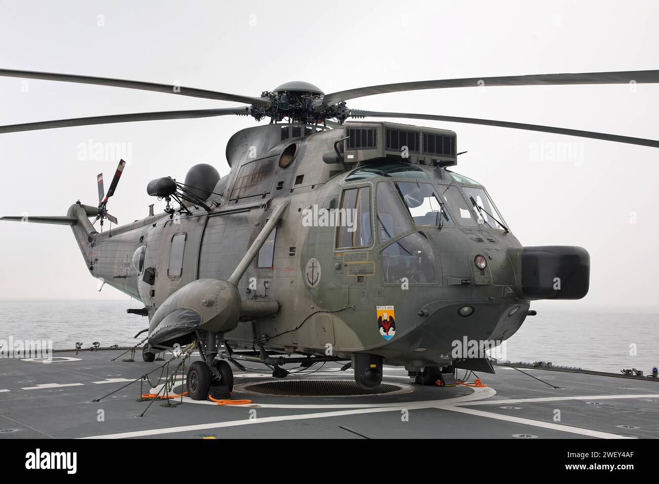 Ein Mehrzweckhubschrauber Mk41 Sea King der Marine auf dem Flugdeck eines Schiffes der deutschen Marine. Ein Mehrzweckhubschrauber Westland Mk41 Sea King der Marine auf dem Flugdeck der Fregatte Brandenburg der deutschen Marine. *** A Navy Mk41 Sea King multi-purpose helicopter on the flight deck of a German Navy ship A Navy Westland Mk41 Sea King multi-purpose helicopter on the flight deck of the German Navys Brandenburg frigate Stock Photo