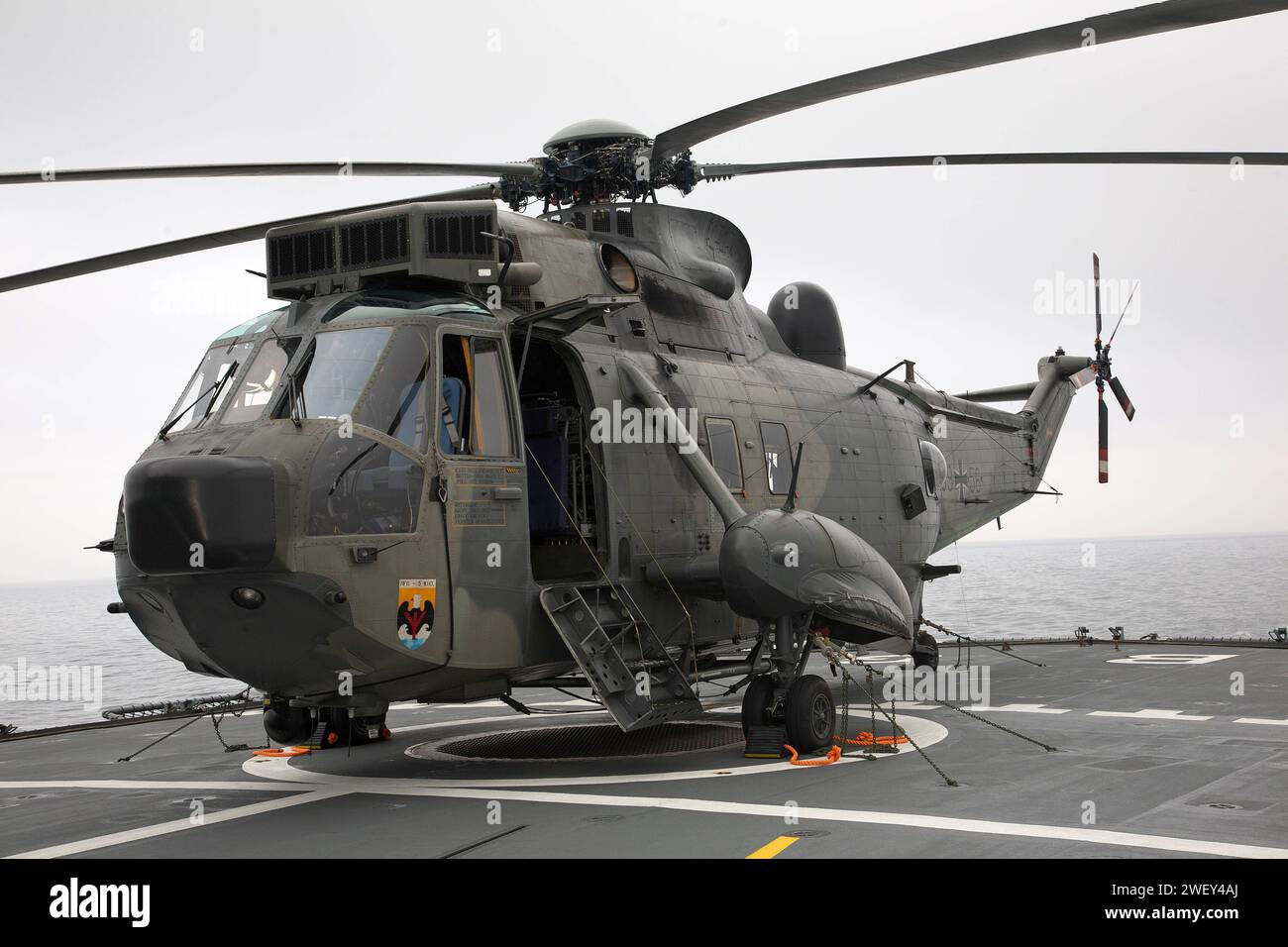 Ein Mehrzweckhubschrauber Mk41 Sea King der Marine auf dem Flugdeck eines Schiffes der deutschen Marine. Ein Mehrzweckhubschrauber Westland Mk41 Sea King der Marine auf dem Flugdeck der Fregatte Brandenburg der deutschen Marine. *** A Navy Mk41 Sea King multi-purpose helicopter on the flight deck of a German Navy ship A Navy Westland Mk41 Sea King multi-purpose helicopter on the flight deck of the German Navys Brandenburg frigate Stock Photo