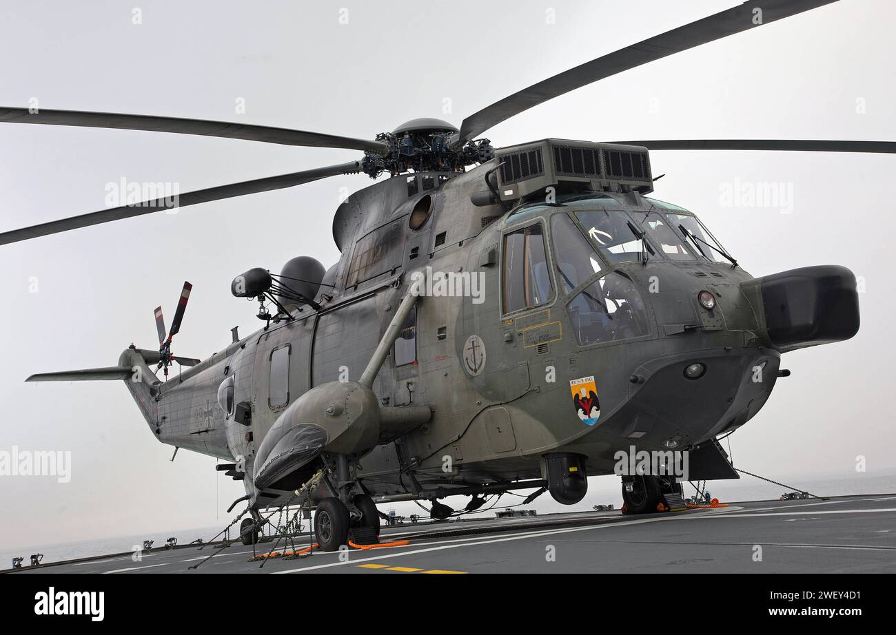 Ein Mehrzweckhubschrauber Mk41 Sea King der Marine auf dem Flugdeck eines Schiffes der deutschen Marine. Ein Mehrzweckhubschrauber Westland Mk41 Sea King der Marine auf dem Flugdeck der Fregatte Brandenburg der deutschen Marine. *** A Navy Mk41 Sea King multi-purpose helicopter on the flight deck of a German Navy ship A Navy Westland Mk41 Sea King multi-purpose helicopter on the flight deck of the German Navys Brandenburg frigate Stock Photo