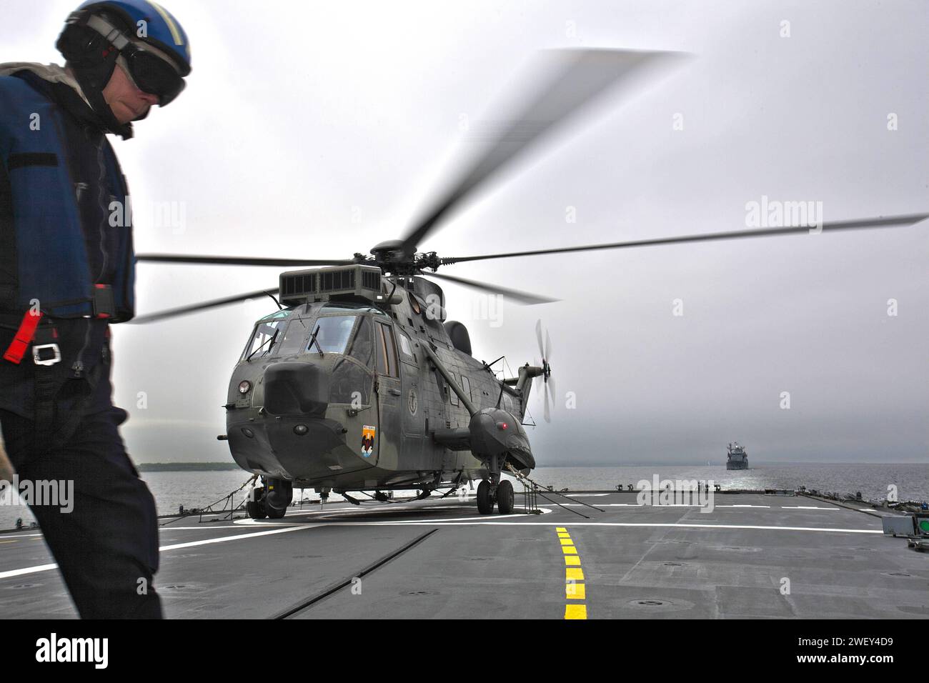 Ein Mehrzweckhubschrauber Mk41 Sea King der Marine auf dem Flugdeck eines Schiffes der deutschen Marine. Ein Mehrzweckhubschrauber Westland Mk41 Sea King der Marine auf dem Flugdeck der Fregatte Brandenburg der deutschen Marine. *** A Navy Mk41 Sea King multi-purpose helicopter on the flight deck of a German Navy ship A Navy Westland Mk41 Sea King multi-purpose helicopter on the flight deck of the German Navys Brandenburg frigate Stock Photo