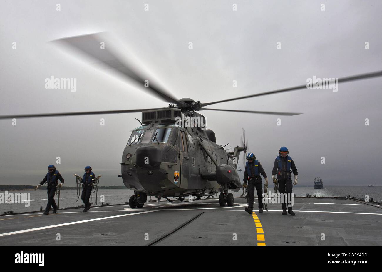 Ein Mehrzweckhubschrauber Mk41 Sea King der Marine auf dem Flugdeck eines Schiffes der deutschen Marine. Ein Mehrzweckhubschrauber Westland Mk41 Sea King der Marine auf dem Flugdeck der Fregatte Brandenburg der deutschen Marine. *** A Navy Mk41 Sea King multi-purpose helicopter on the flight deck of a German Navy ship A Navy Westland Mk41 Sea King multi-purpose helicopter on the flight deck of the German Navys Brandenburg frigate Stock Photo