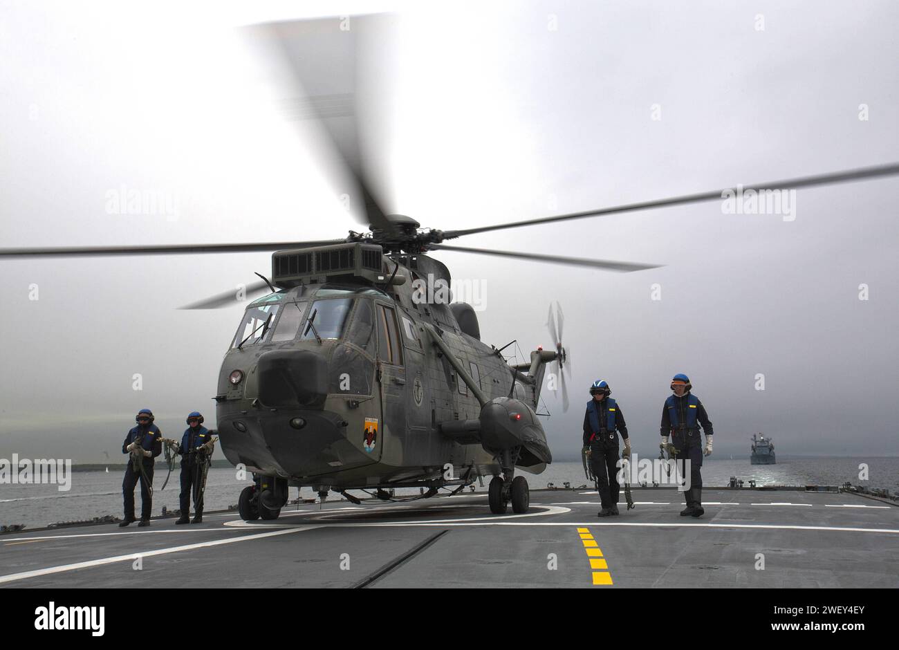 Ein Mehrzweckhubschrauber Mk41 Sea King der Marine auf dem Flugdeck eines Schiffes der deutschen Marine. Ein Mehrzweckhubschrauber Westland Mk41 Sea King der Marine auf dem Flugdeck der Fregatte Brandenburg der deutschen Marine. *** A Navy Mk41 Sea King multi-purpose helicopter on the flight deck of a German Navy ship A Navy Westland Mk41 Sea King multi-purpose helicopter on the flight deck of the German Navys Brandenburg frigate Stock Photo