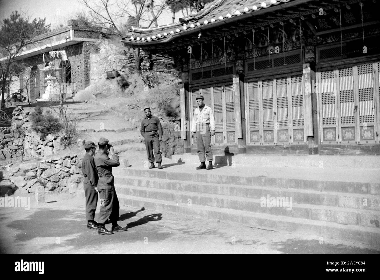 UN Soldiers outside a temple Inchon/juchong South Korea 1953 Stock Photo