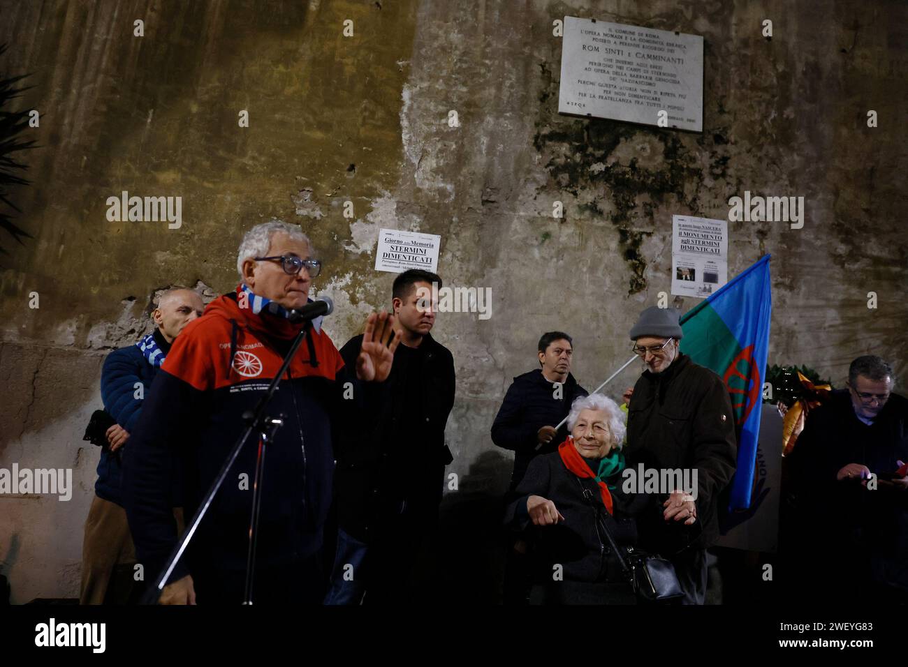 Roma, Italia. 27th Jan, 2024. Foto Cecilia Fabiano/LaPresse 27 Gennaio 2024 Roma, Italia - Cronaca - Giornata della Memoria manifestazione per ricordare lo sterminio dei Rom Sinti Caminanti ed omosessuali e chiede un monumento a via degli Zingari - Nella foto: la manifestazione in viua degli Zingari January 27, 2024 Roma, Italy - News - Memory Day Demonstration to remeber the genocide of Gipsy and omosexual population In the photo: the demonstration Credit: LaPresse/Alamy Live News Stock Photo