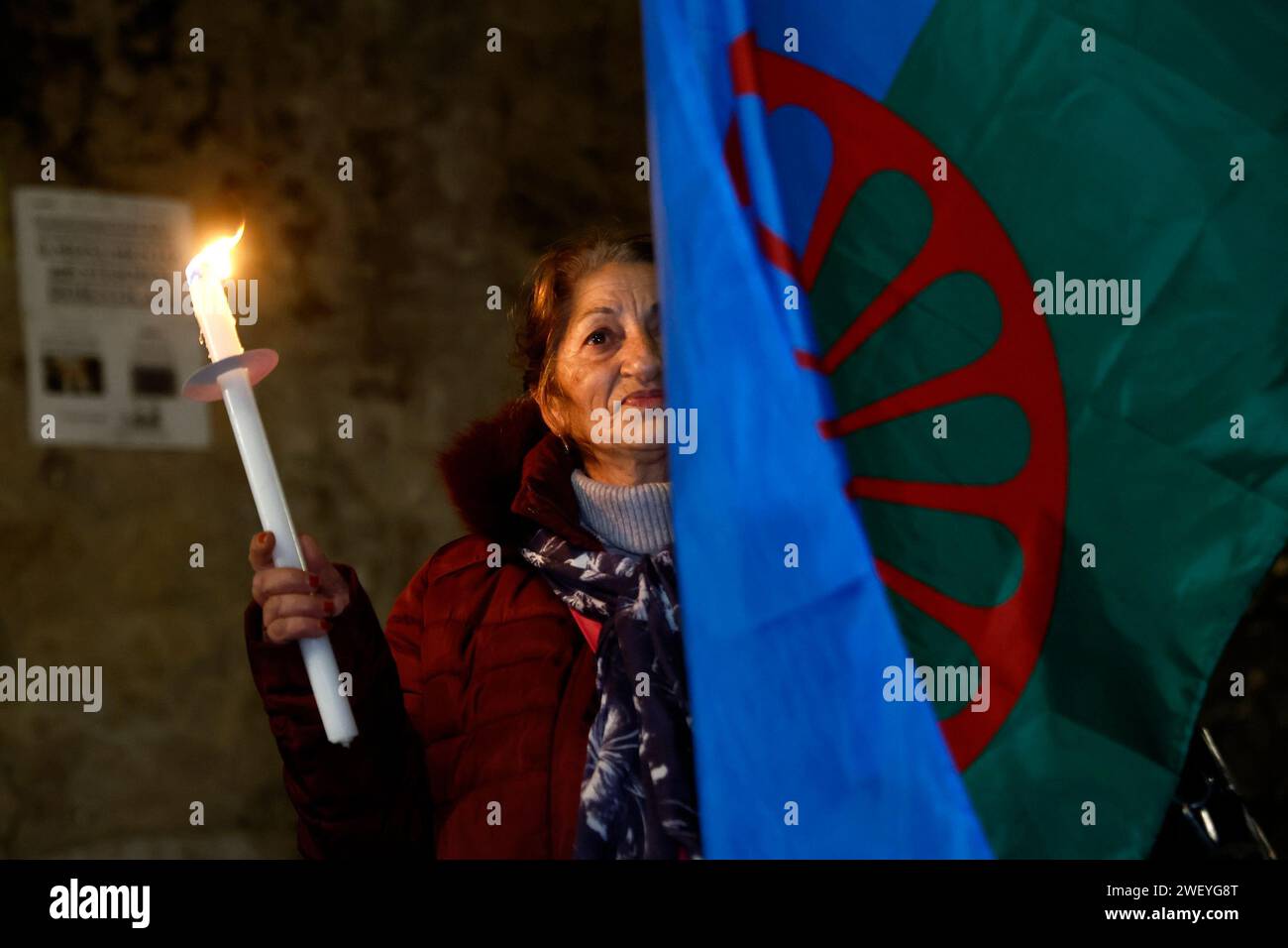 Roma, Italia. 27th Jan, 2024. Foto Cecilia Fabiano/LaPresse 27 Gennaio 2024 Roma, Italia - Cronaca - Giornata della Memoria manifestazione per ricordare lo sterminio dei Rom Sinti Caminanti ed omosessuali e chiede un monumento a via degli Zingari - Nella foto: la manifestazione in viua degli Zingari January 27, 2024 Roma, Italy - News - Memory Day Demonstration to remeber the genocide of Gipsy and omosexual population In the photo: the demonstration Credit: LaPresse/Alamy Live News Stock Photo