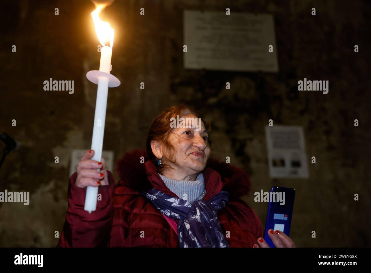 Roma, Italia. 27th Jan, 2024. Foto Cecilia Fabiano/LaPresse 27 Gennaio 2024 Roma, Italia - Cronaca - Giornata della Memoria manifestazione per ricordare lo sterminio dei Rom Sinti Caminanti ed omosessuali e chiede un monumento a via degli Zingari - Nella foto: la manifestazione in viua degli Zingari January 27, 2024 Roma, Italy - News - Memory Day Demonstration to remeber the genocide of Gipsy and omosexual population In the photo: the demonstration Credit: LaPresse/Alamy Live News Stock Photo