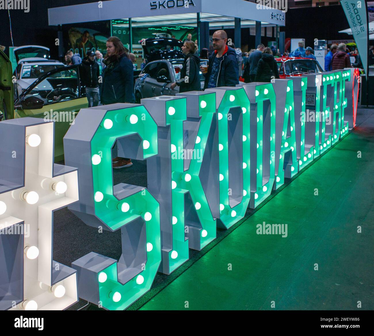 Automobilmesse Erfurt 2024 lockt tausende Besucher an am Stand von