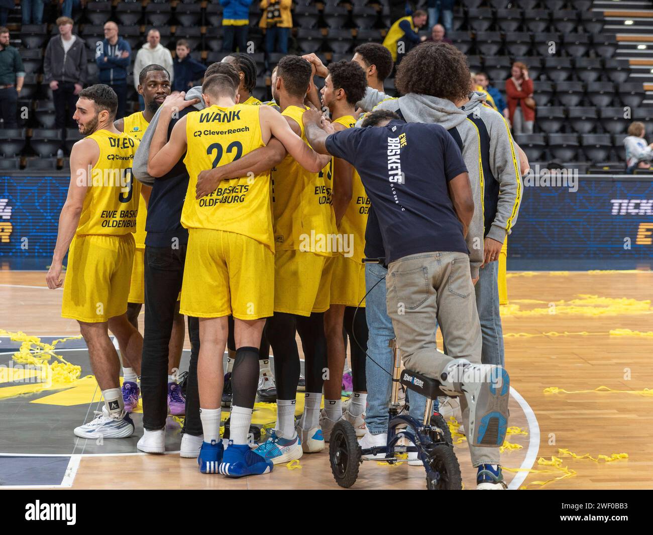 Oldenburg, Deutschland. 27th Jan, 2024. Das Team der EWE Baskets freut
