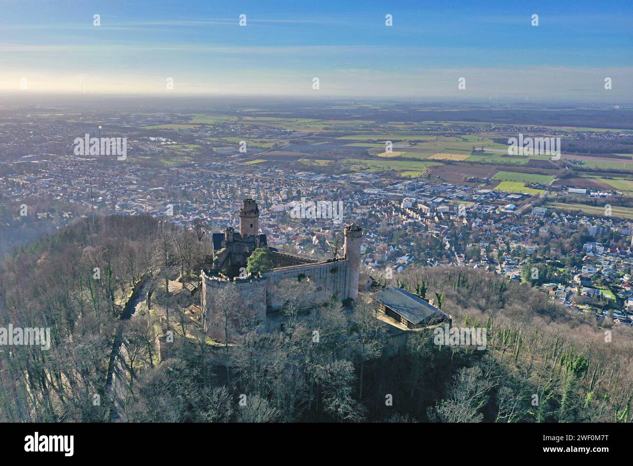 27.1.2024 Schlos Auerbach Das Schloss Auerbach im Südhessischen Bensheim ist eine Burgruine, eine der imposantesten Burgen im südlichen Hessen. Als Kulturdenkmal steht das Auerbacher Schloss unter Denkmalschutz. Bensheim Schloss Auerbach Hessen Deutschland *** 27 1 2024 Auerbach Castle Auerbach Castle in Bensheim in southern Hesse is a ruined castle, one of the most imposing castles in southern Hesse Auerbach Castle is a listed cultural monument Bensheim Auerbach Castle Hesse Germany Stock Photo