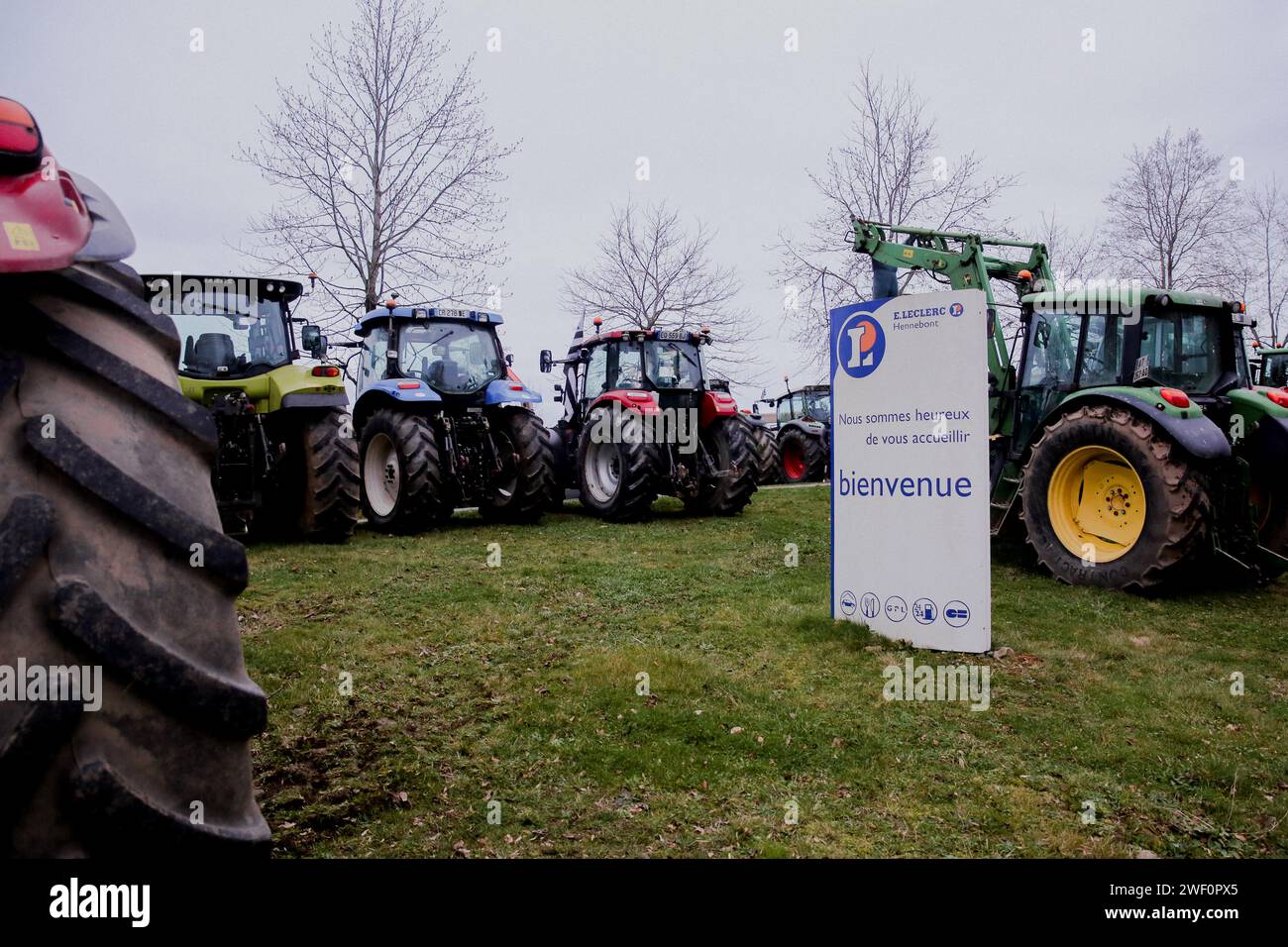 Hennebont, France. 27th Jan, 2024. Farmers parking their tractors in
