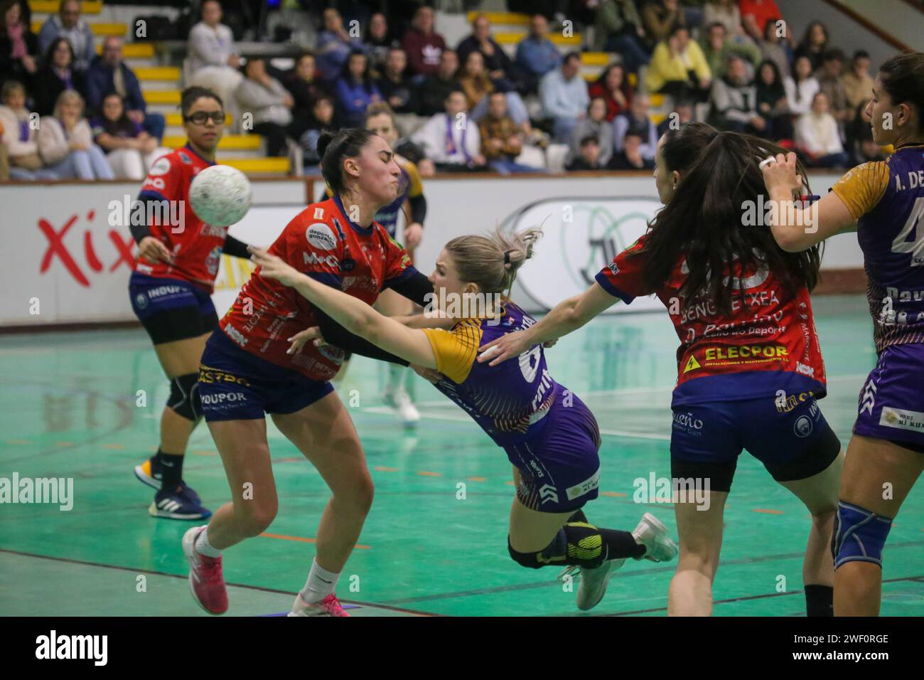 Gijón, Spain, 27th January, 2024: The player of Motive.co Gijón Balonmano La Calzada, Dorottya Margit Zentai (66) shoots on goal during the 15th matchday of the Liga Guerreras Iberdrola 2023-24 between Motive.co Gijón Balonmano La Calzada and Conserbas Orbe Rubensa BM. Porriño, on January 27, 2024, at the Arena Pavilion, in Gijón, Spain. Credit: Alberto Brevers / Alamy Live News. Stock Photo