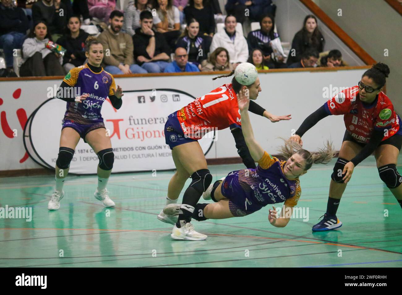 Gijón, Spain, 27th January, 2024: The player of Motive.co Gijón Balonmano La Calzada, Dorottya Margit Zentai (66) shoots on goal against two rivals during the 15th Matchday of the Liga Guerreras Iberdrola 2023-24 between Motive.co Gijón La Calzada Handball and Conserbas Orbe Rubensa BM. Porriño, on January 27, 2024, at the Arena Pavilion, in Gijón, Spain. Credit: Alberto Brevers / Alamy Live News. Stock Photo