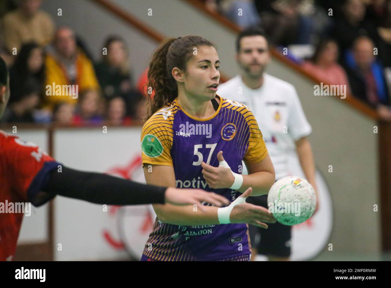 Gijón, Spain, 27th January, 2024: The player of Motive.co Gijón Balonmano La Calzada, Rocio Rojas (57) passes the ball during the 15th matchday of the Liga Guerreras Iberdrola 2023-24 between Motive.co Gijón Balonmano La Calzada and the Conserbas Orbe Rubensa BM. Porriño, on January 27, 2024, at the Arena Pavilion, in Gijón, Spain. Credit: Alberto Brevers / Alamy Live News. Stock Photo