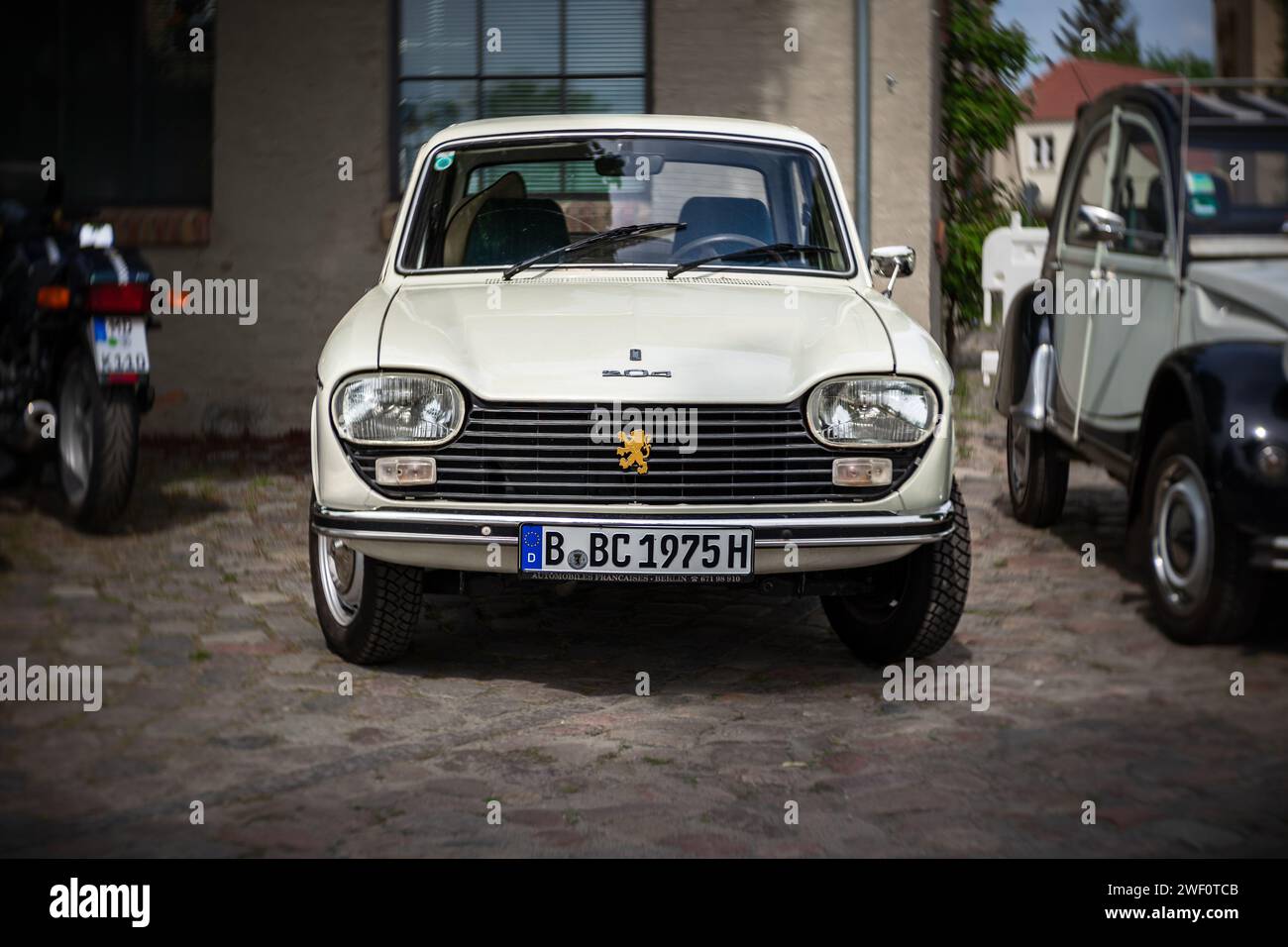 Voiture TAXI Peugeot 204 berline, 1968 blanche SAI 6260 - HO 1/87